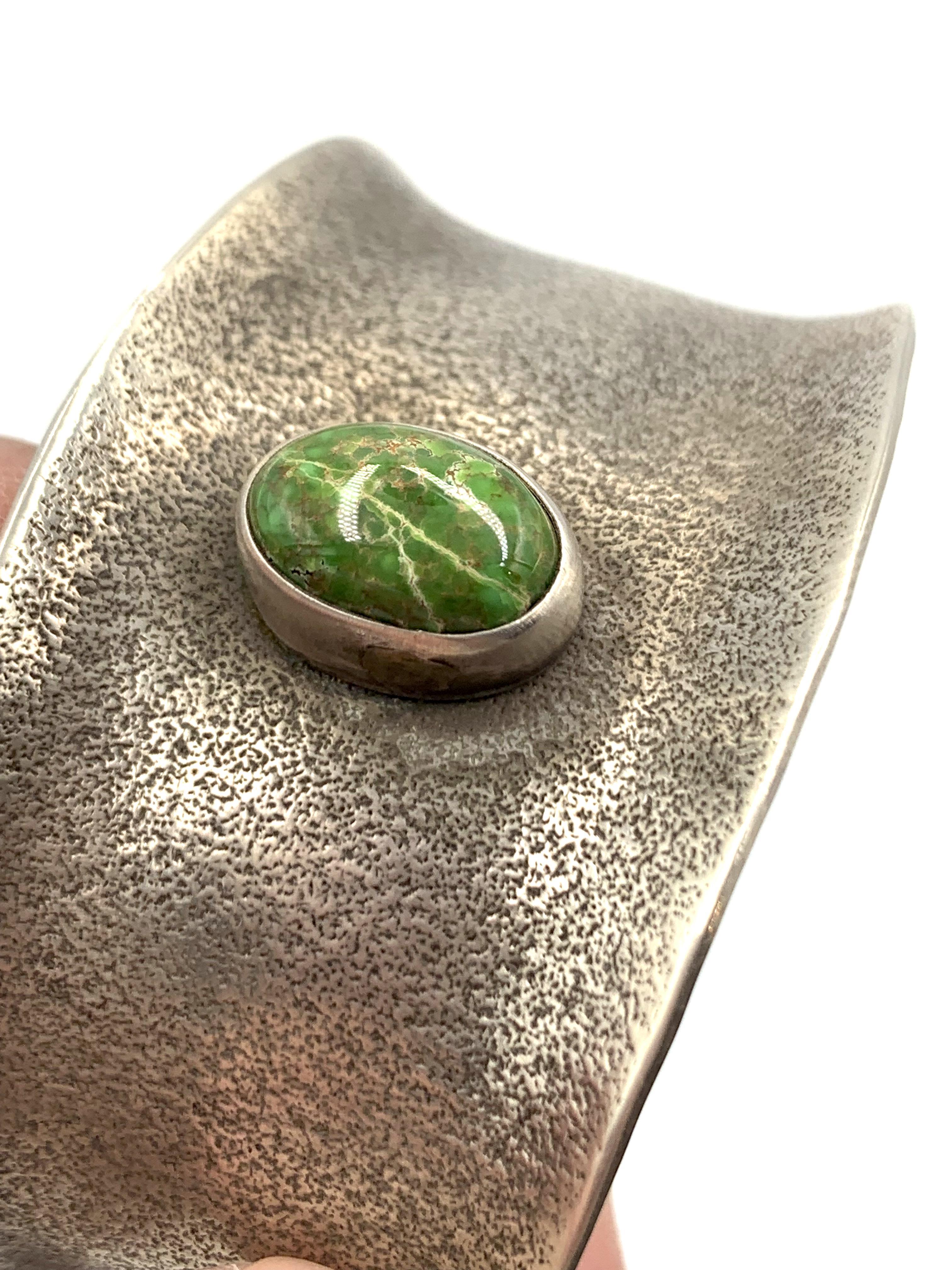 Bracciale in tufo d'argento con turchesi del lago Carico di Julian Chavez in vendita 1