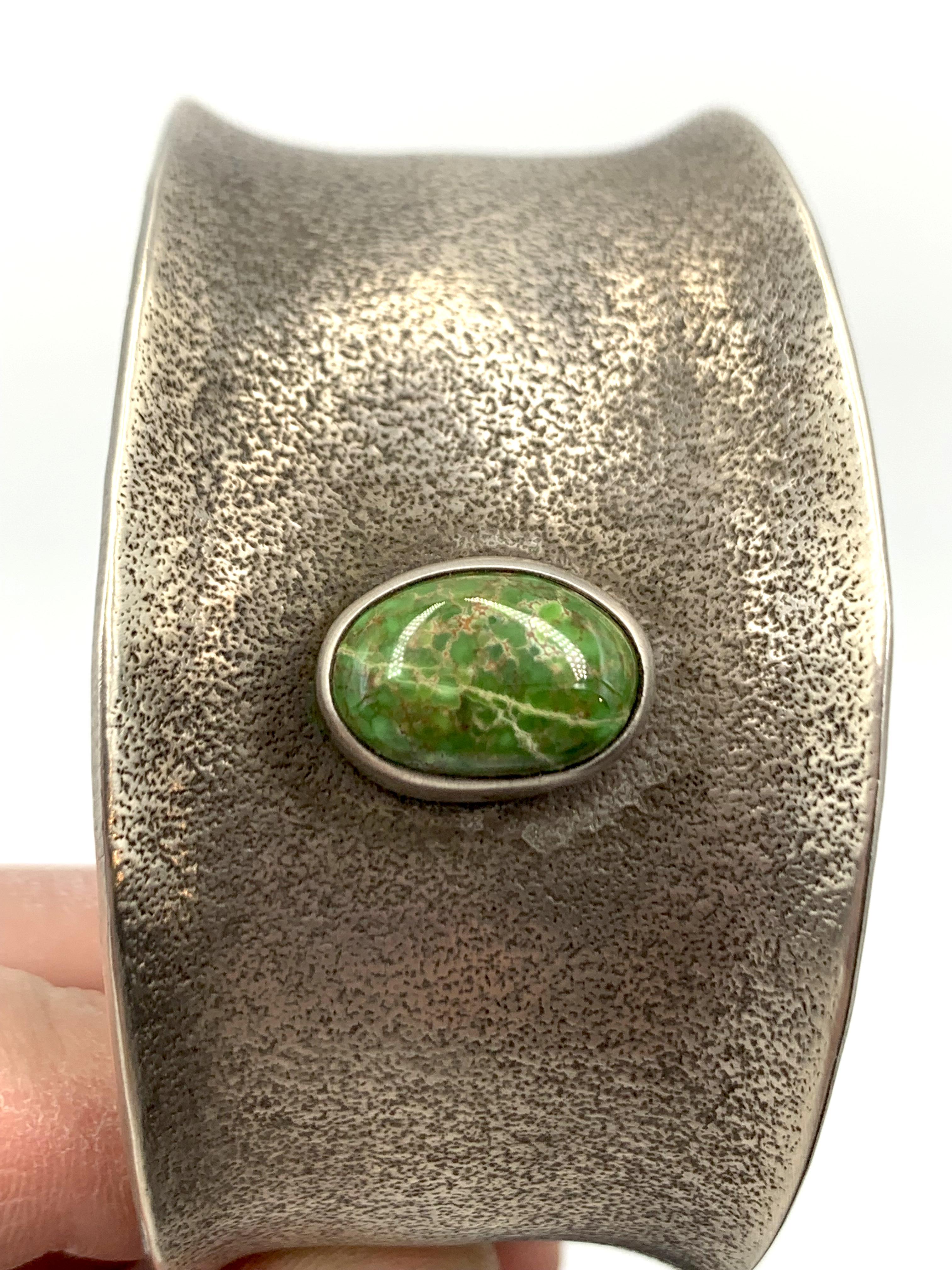 Bracciale in tufo d'argento con turchesi del lago Carico di Julian Chavez in vendita 2