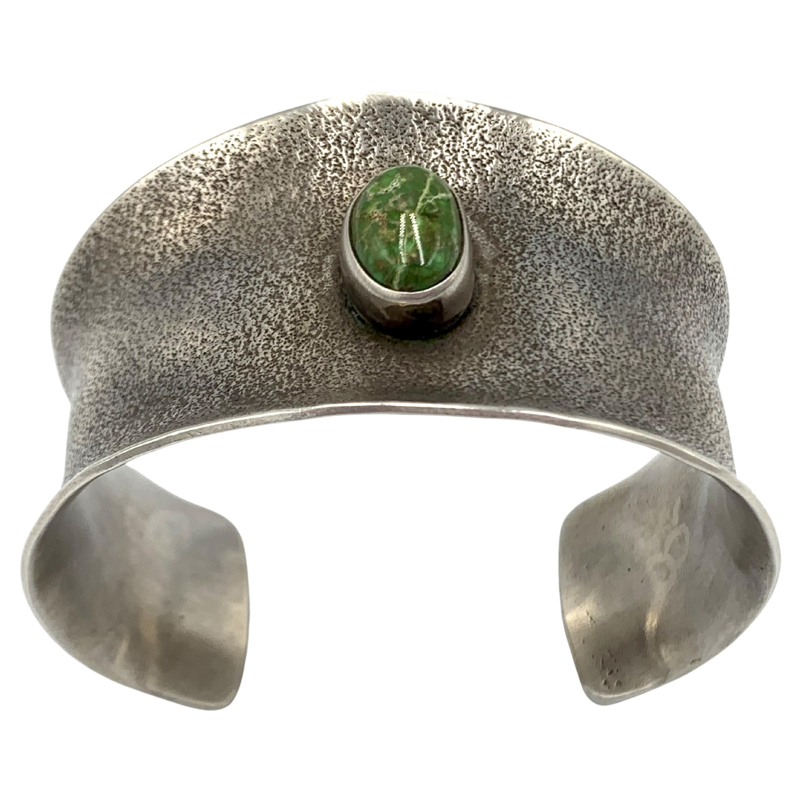 Bracciale in tufo d
argento con turchesi del lago Carico di Julian Chavez in vendita