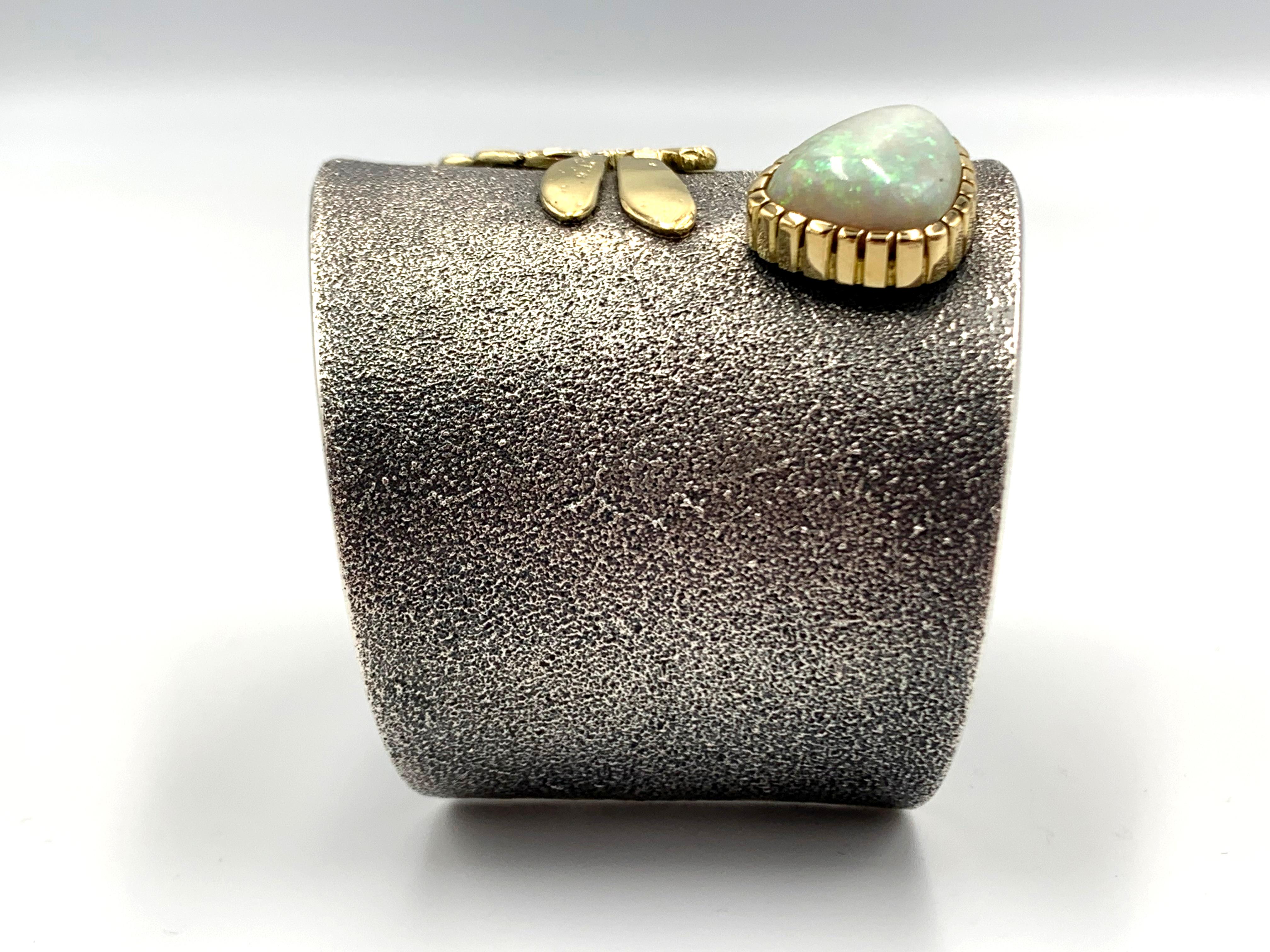 Polsino in tufo d'argento con libellula e opale d'oro 18 carati di Philander Begay in vendita 9