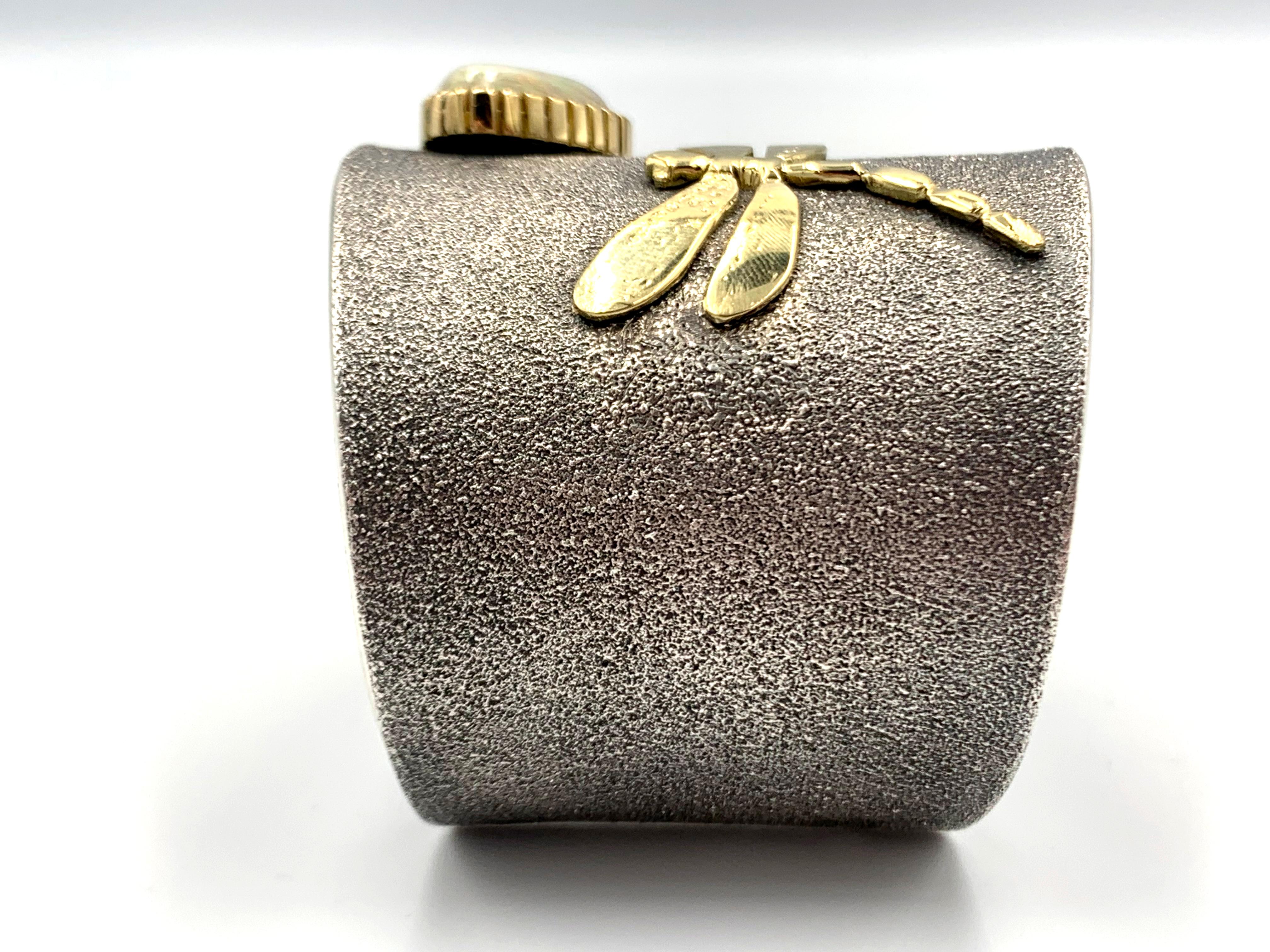 Polsino in tufo d'argento con libellula e opale d'oro 18 carati di Philander Begay in vendita 12