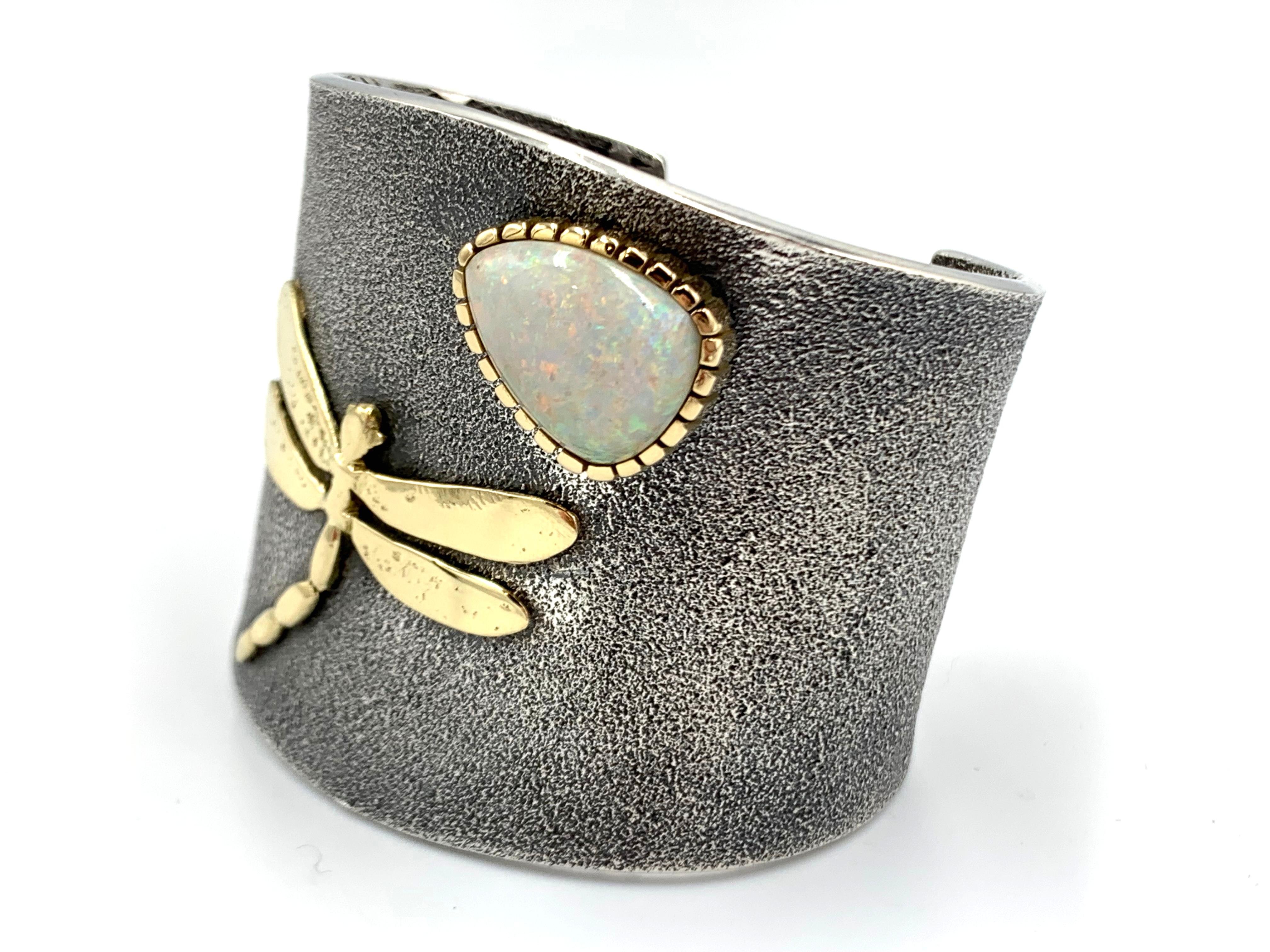 Nativo americano Polsino in tufo d'argento con libellula e opale d'oro 18 carati di Philander Begay in vendita