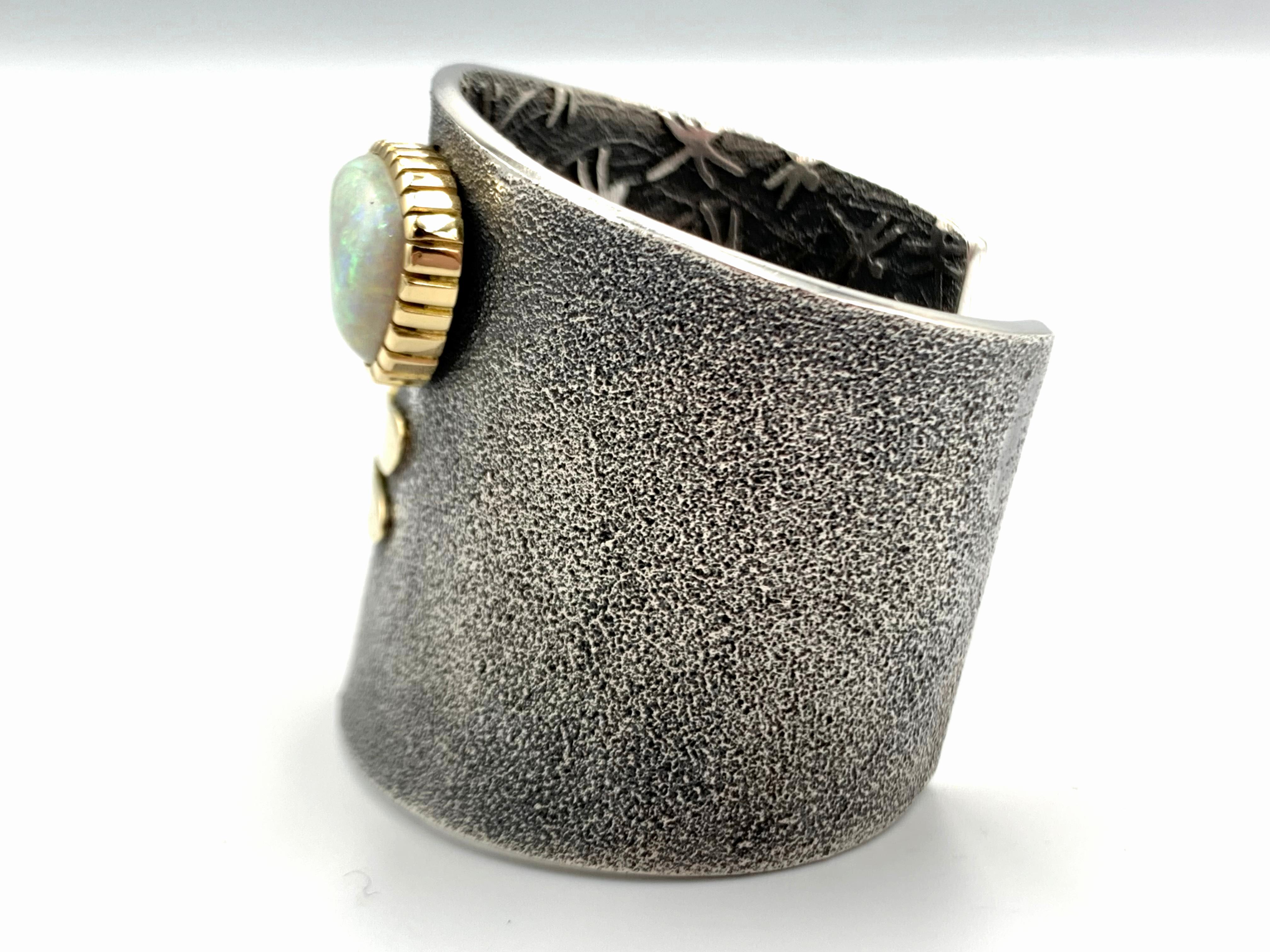 Polsino in tufo d'argento con libellula e opale d'oro 18 carati di Philander Begay In condizioni Nuovo in vendita a Scottsdale, AZ