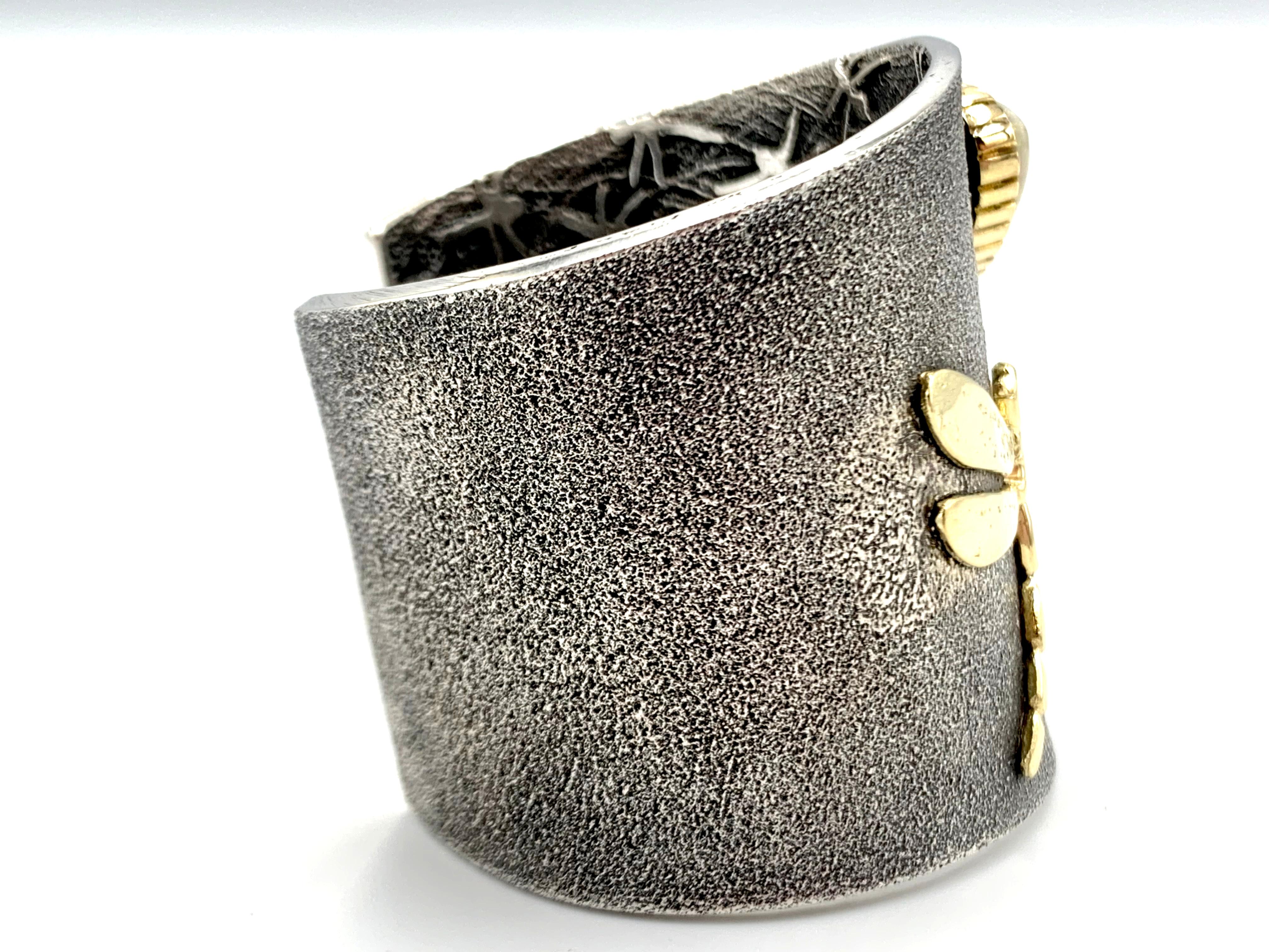 Polsino in tufo d'argento con libellula e opale d'oro 18 carati di Philander Begay in vendita 1