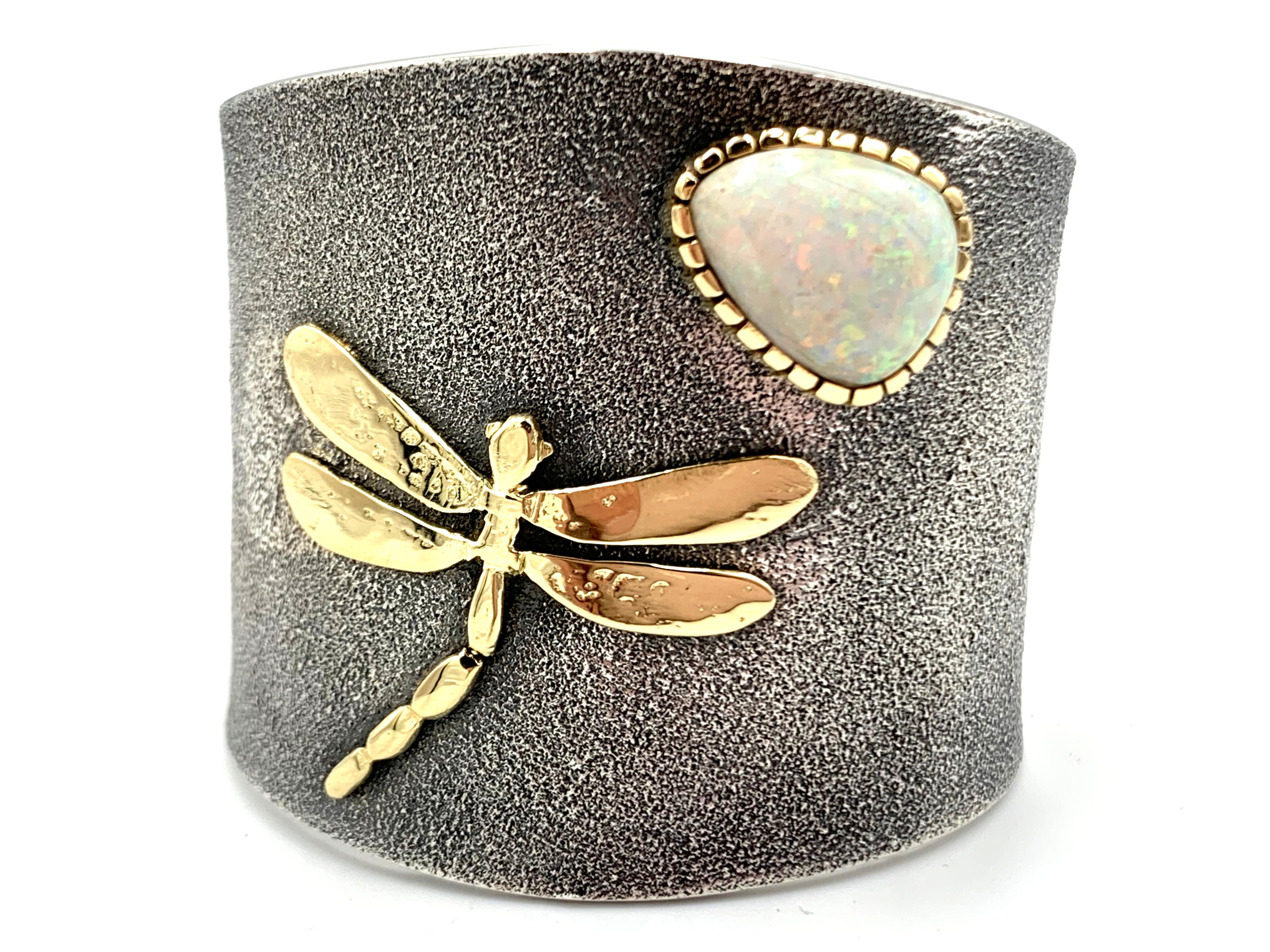 Polsino in tufo d'argento con libellula e opale d'oro 18 carati di Philander Begay in vendita 2