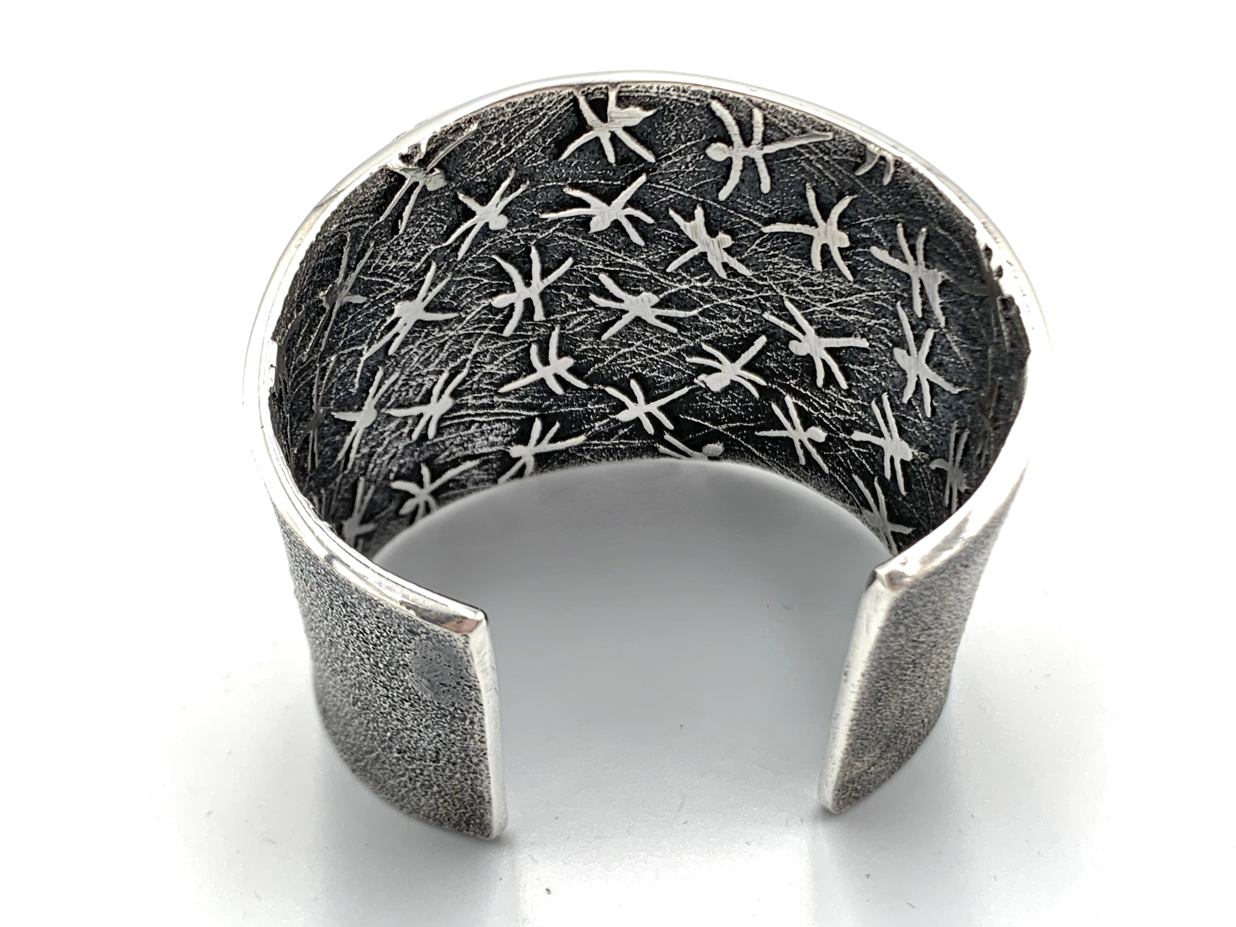 Polsino in tufo d'argento con libellula e opale d'oro 18 carati di Philander Begay in vendita 4