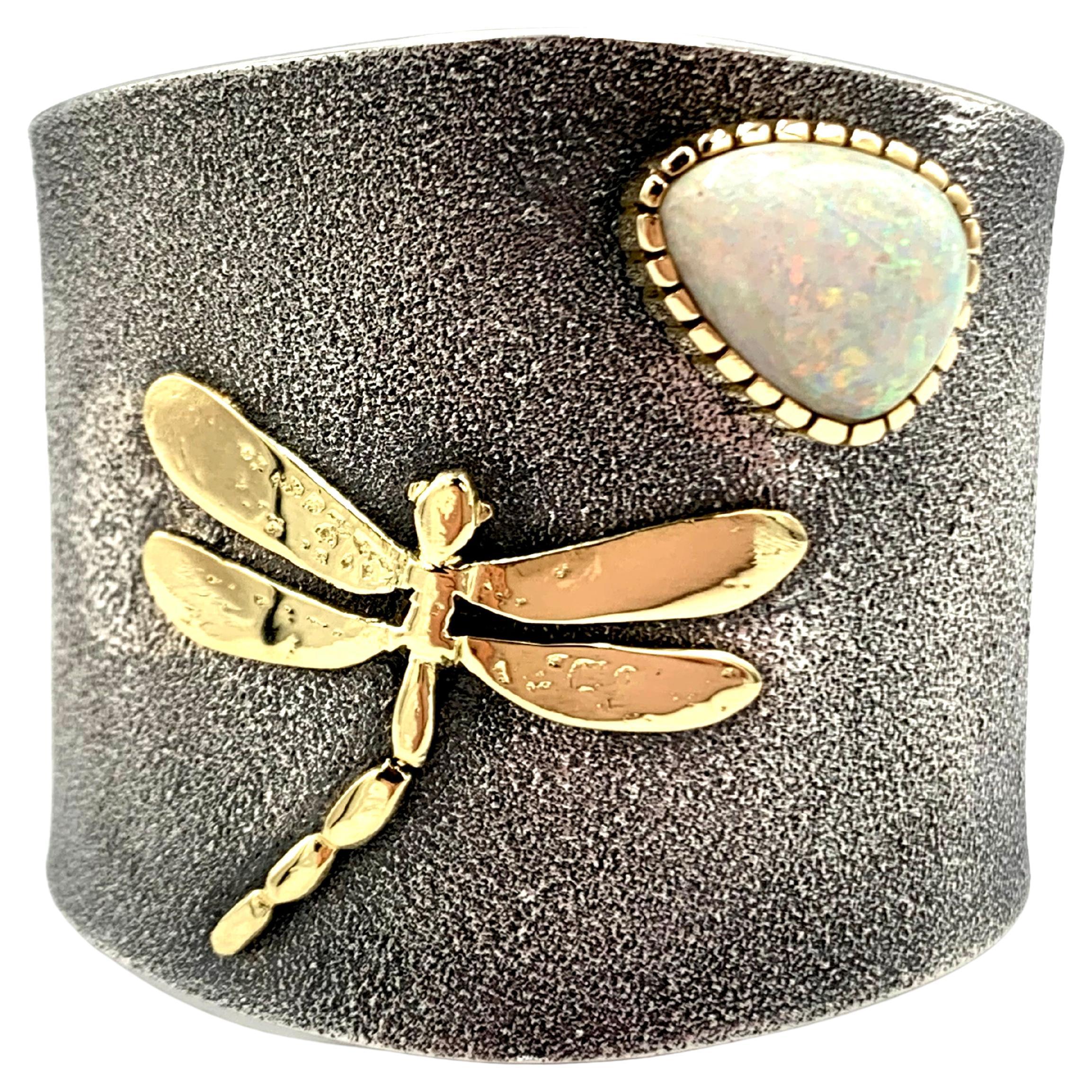 Polsino in tufo d
argento con libellula e opale d
oro 18 carati di Philander Begay in vendita