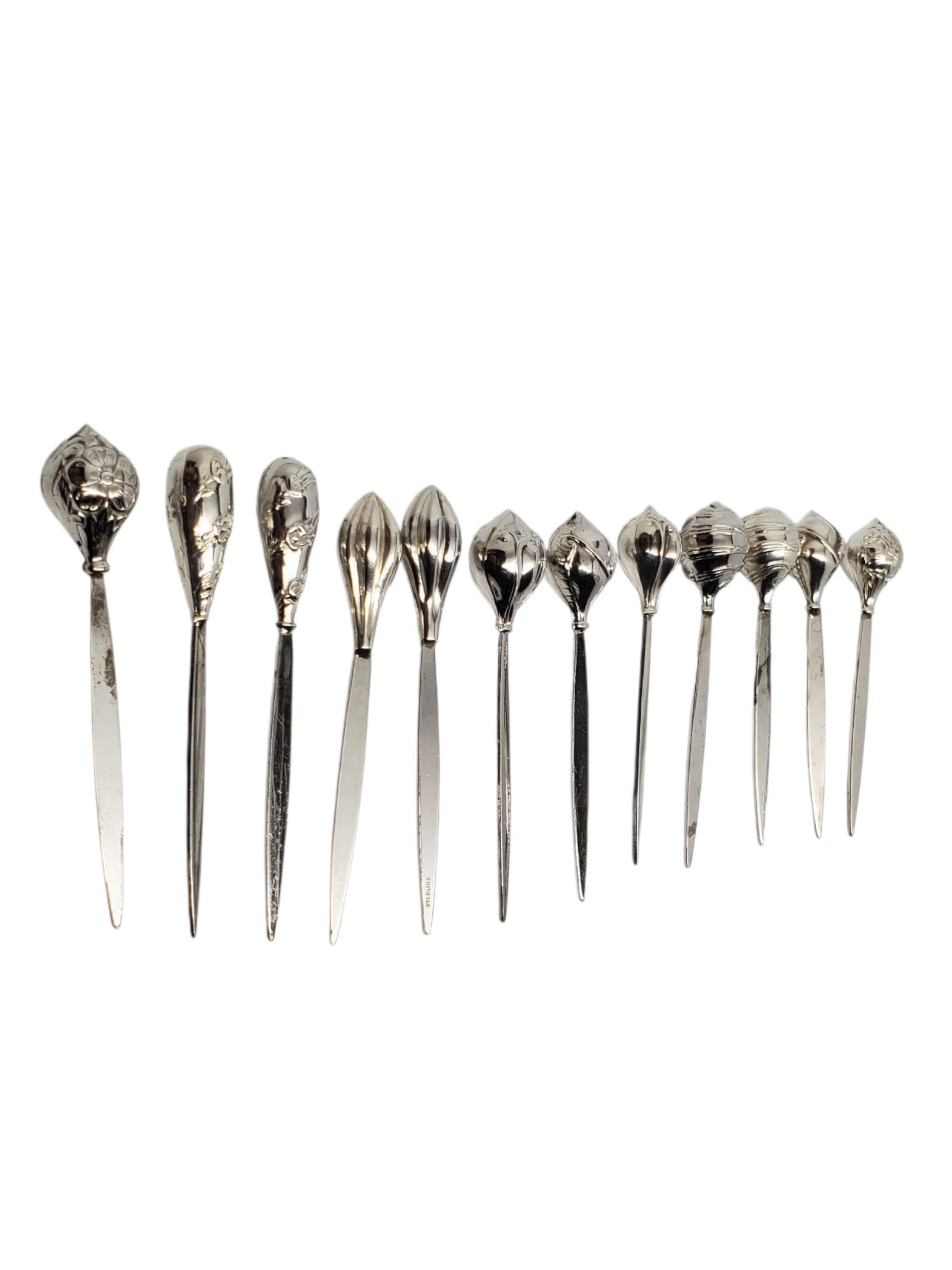 Set di 12 stuzzicadenti da cocktail in argento sterling con tulipani e fiori

Questo bellissimo set di 12 plettri da cocktail in argento sterling è caratterizzato da finali a tulipano e floreali. Ognuno di essi è stampato in sterline. Perfetto per