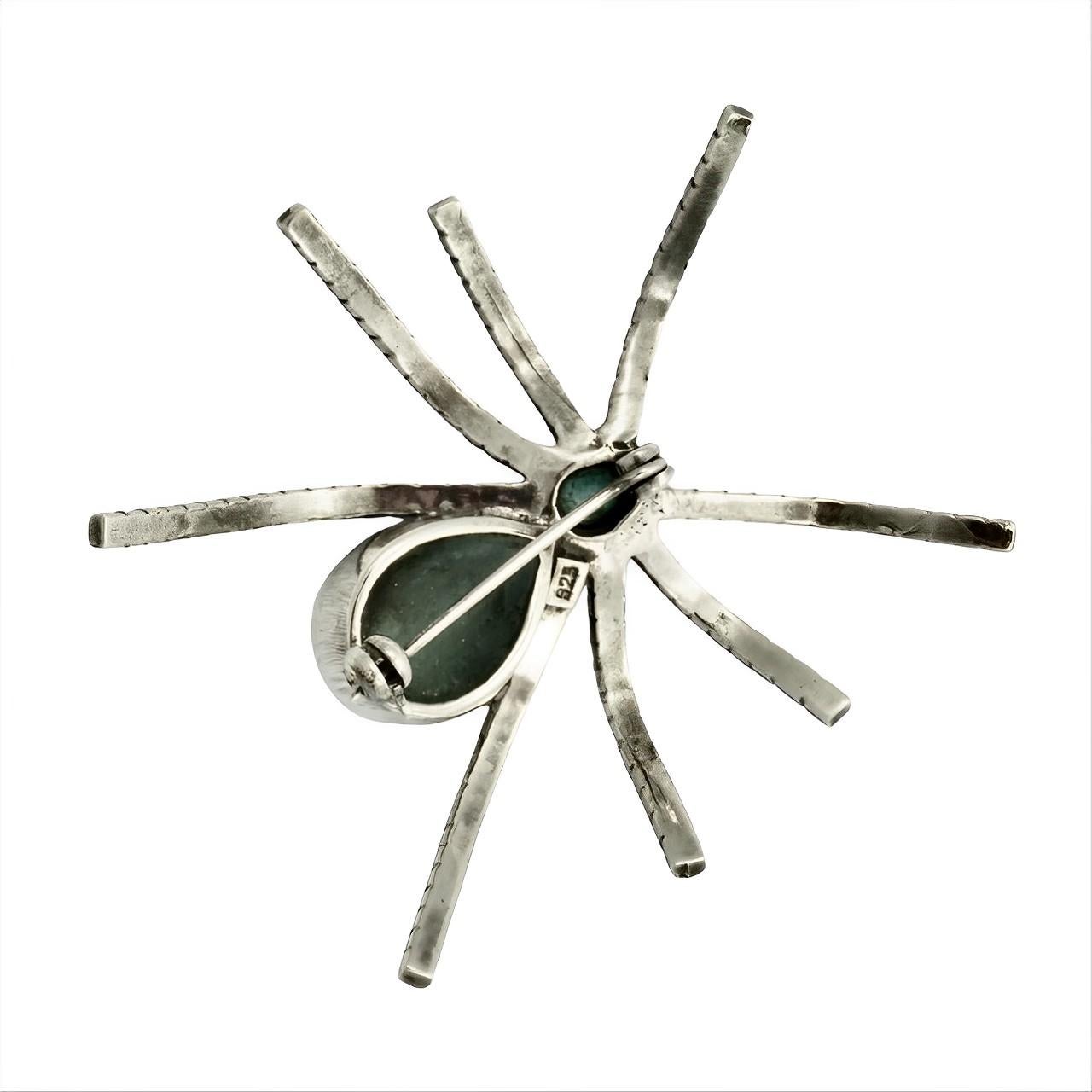 Fabuleuse broche araignée en argent sterling, sertie de turquoises en forme de gouttes pour le corps et la tête, et les pattes sont serties de marcassites. Diamètre d'environ 5,3 cm.

Il s'agit d'une broche inhabituelle et magnifique représentant