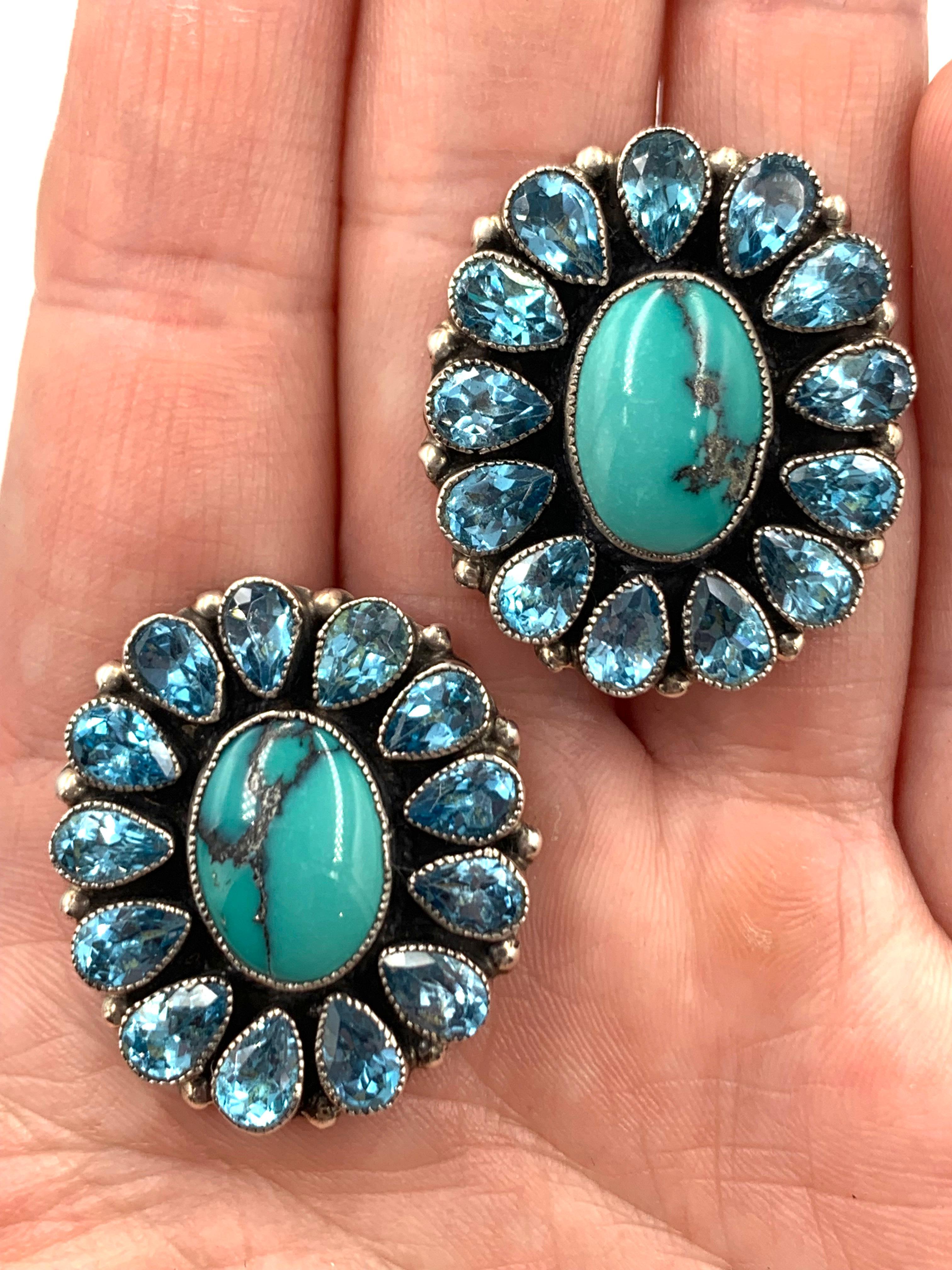 Orecchini in argento sterling con turchese e topazio. Gli orecchini a perno hanno un cabochon di turchese di 3/8