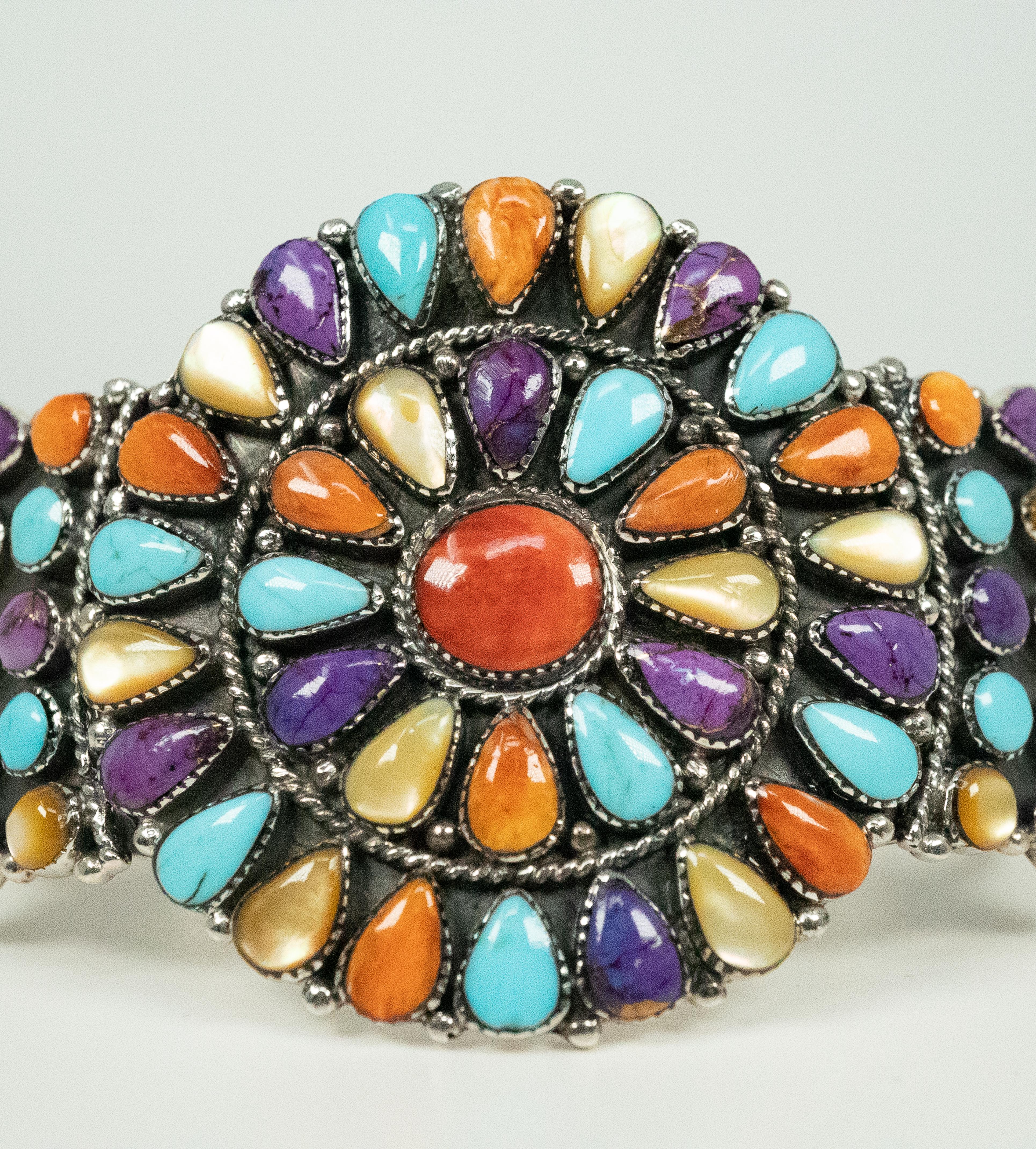 ¡Esta impresionante pulsera brazalete de plata de ley presenta hermosos corales, turquesas y piedras duras!