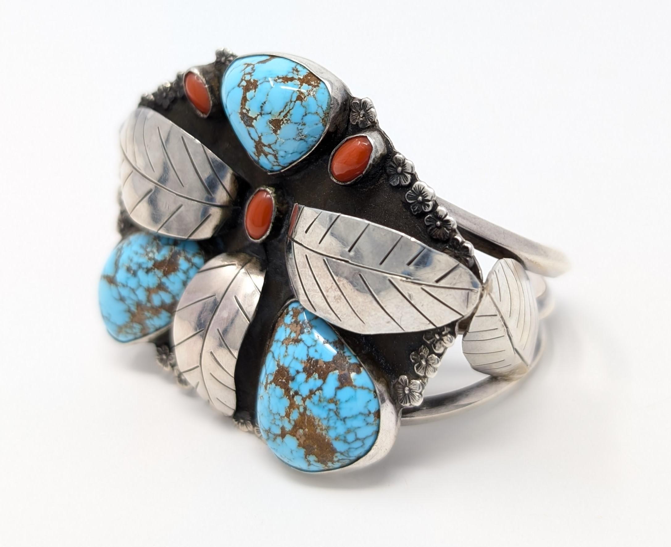 Meraviglioso bracciale creato in argento sterling 925 con cabochon di turchese e corallo. Questo pezzo artigianale è firmato a mano sul retro con la scritta 
L'argentiere Jenice Jennette. Misura 2,6 pollici di larghezza per 2,2 pollici di altezza,