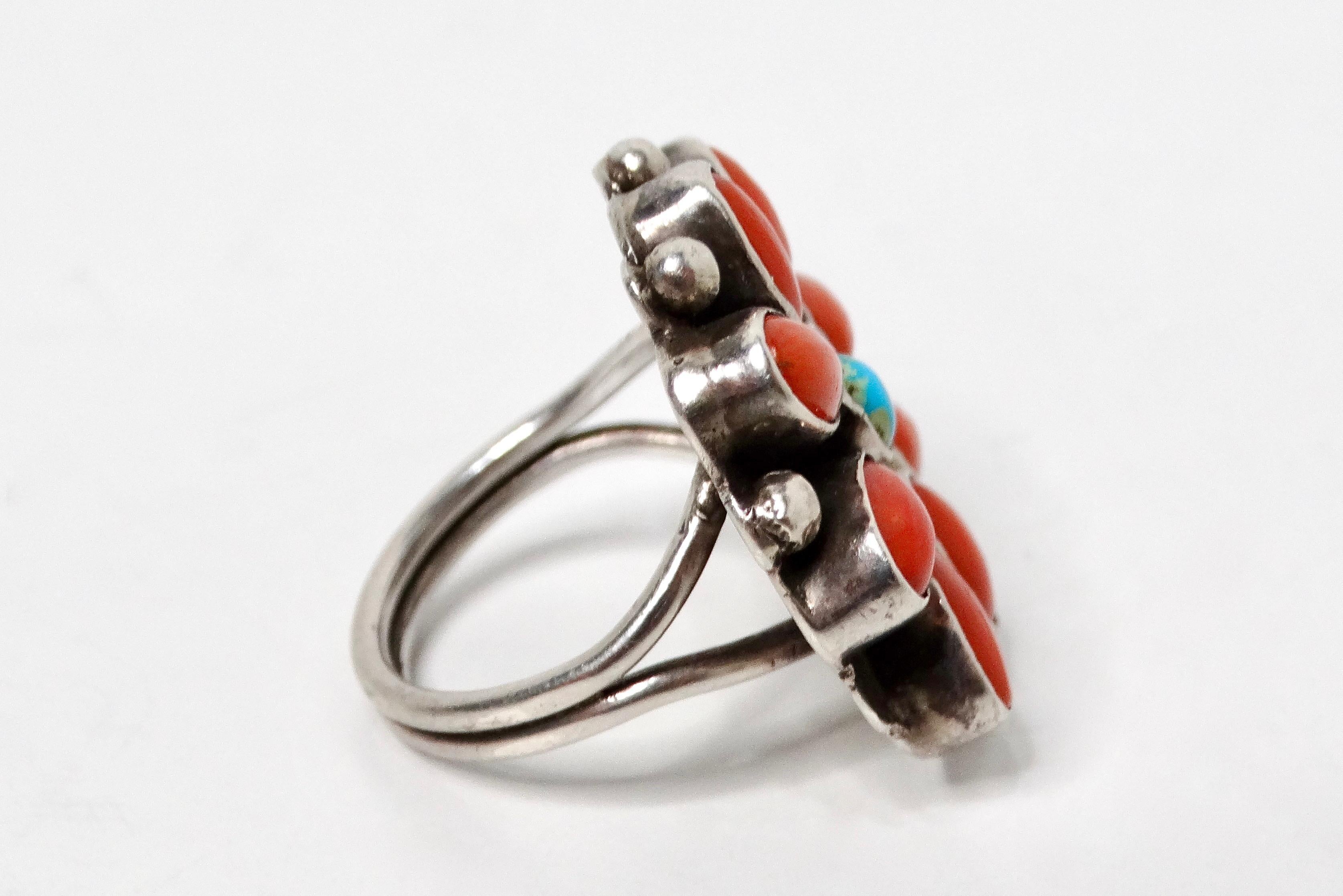 A Silver Turquoise & Coral Flower Motif Ring circa 1970s État moyen - En vente à Scottsdale, AZ