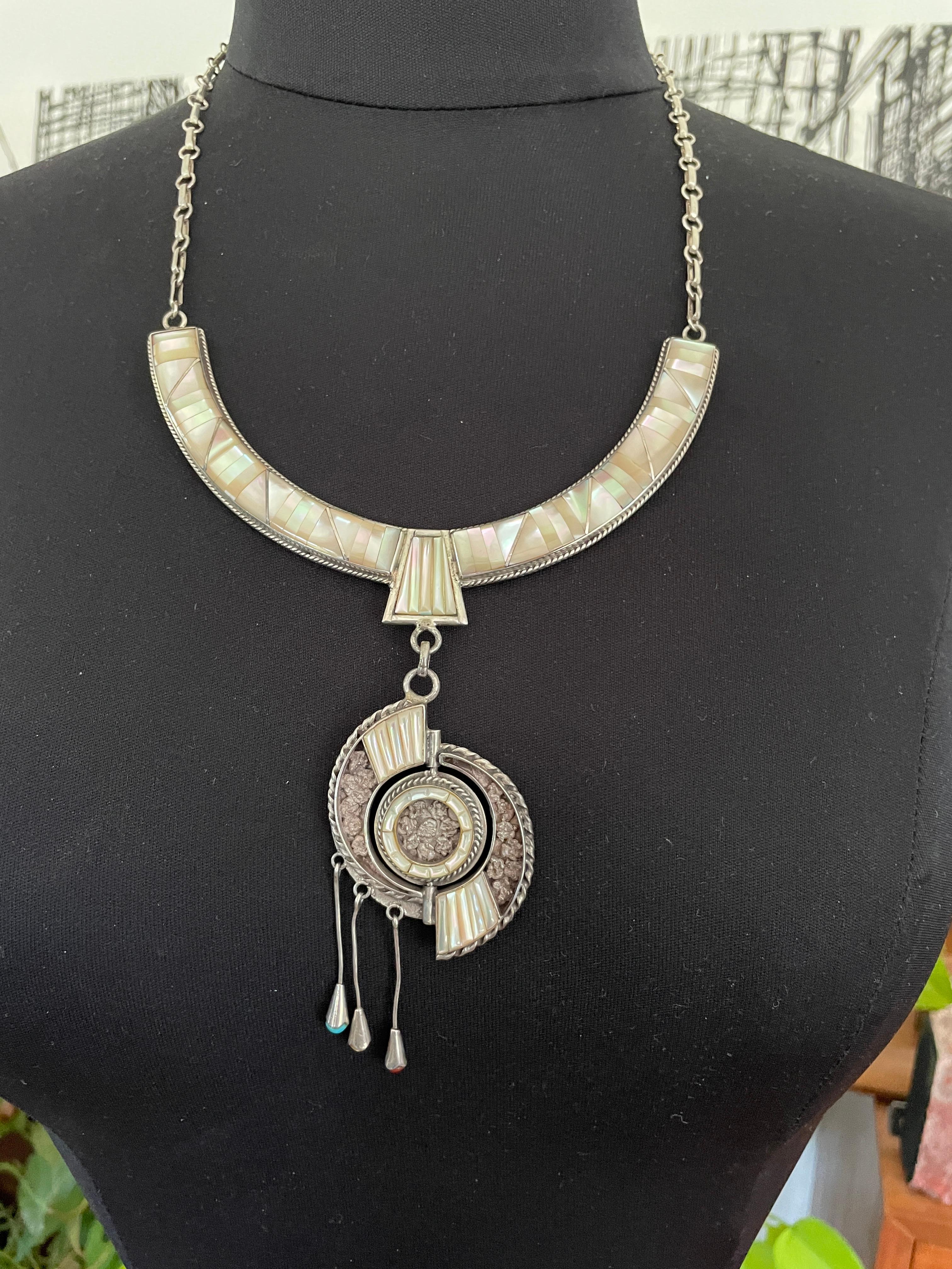 Nativo americano Collana di corallo turchese in argento 925 Nativi americani Zuni Sun Face Spinner in vendita