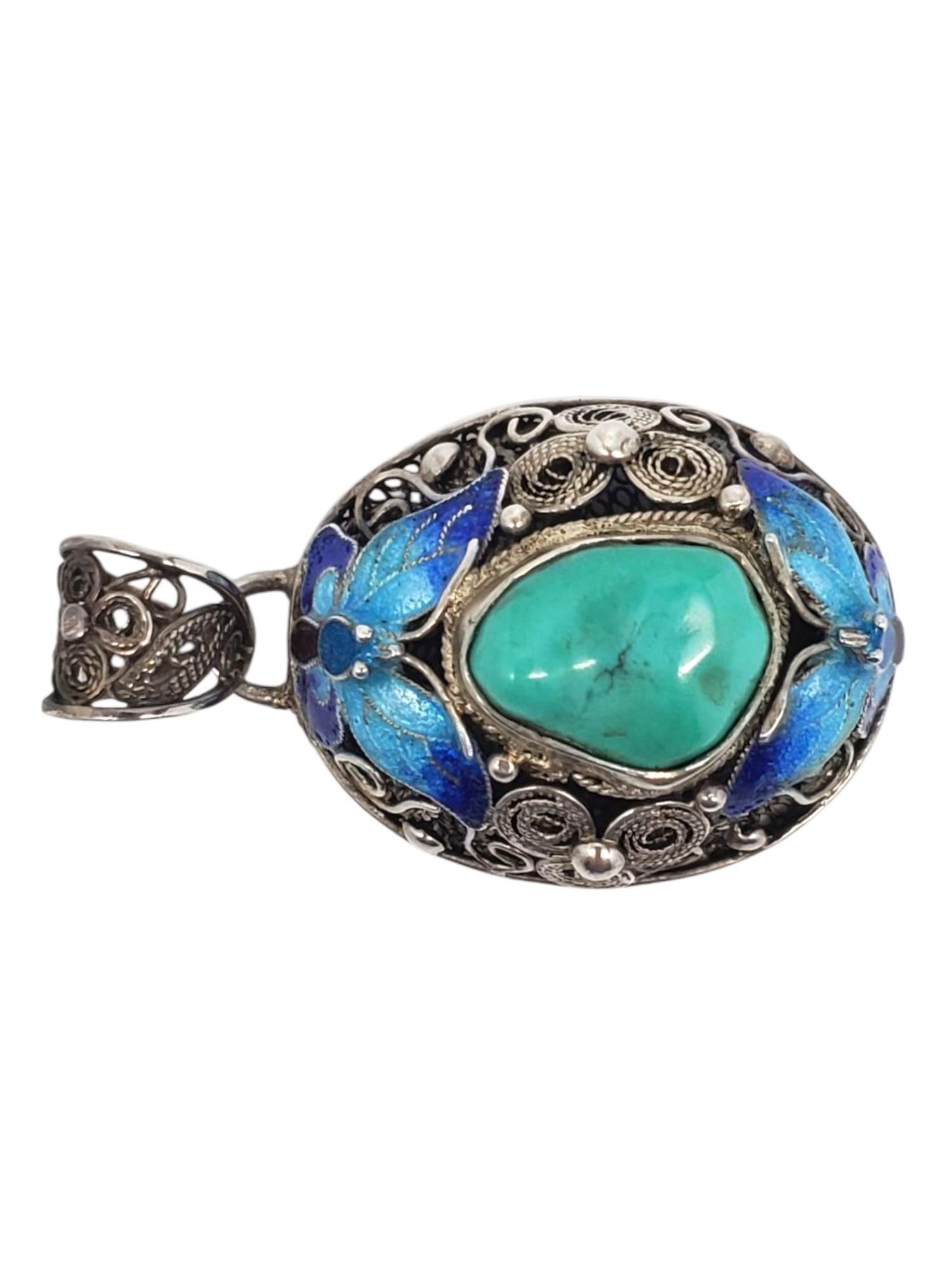 Sterling Silver Turquoise & Enamel Butterfly Pendant 

This lovely pendant features a turquoise center with 2 blue enamel butterflies in a textured sterling silver design.

Size : 40.6 mm x 23.0 mm

Stamped: 925

Weight: 5.9 dwt / 9.21 gr

*Chain
