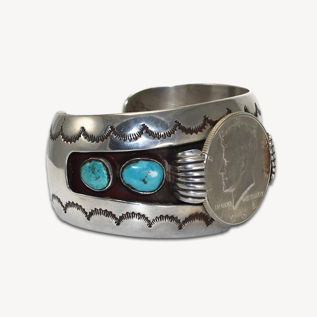 Sterling Silver Turquoise Native American Cuff Bracelet.
Equipped with a 1964 Kennedy 50C.
2.045 ozt.
The inside diameter is 2.45 inches.