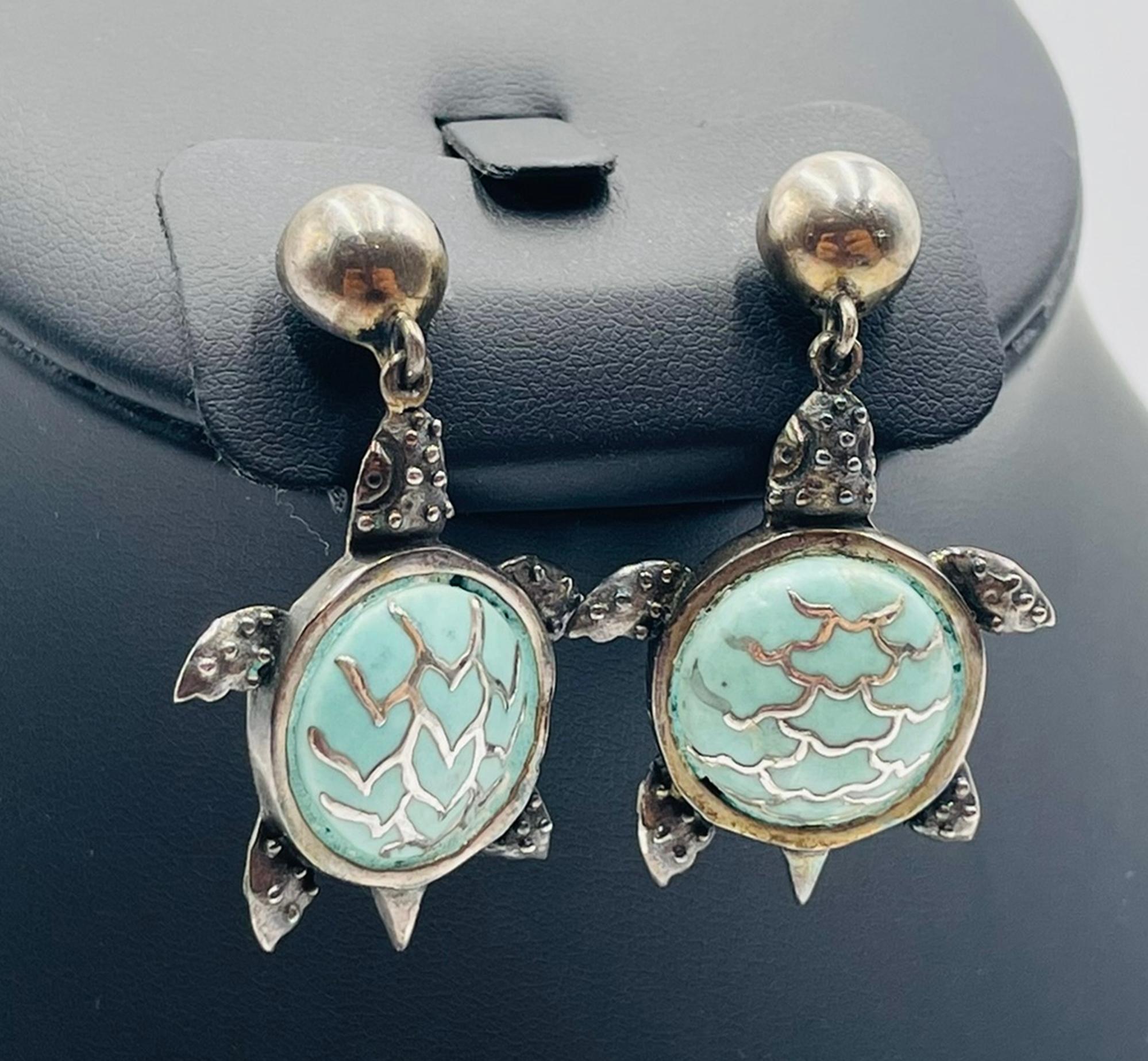 Incantevole paio di orecchini a forma di tartaruga in argento sterling, disegnati e realizzati a mano da Emilia Castillo, Taxco, Messico. Ogni orecchino presenta una forma scultorea di tartaruga con dettagli in argento martellato a mano e un guscio