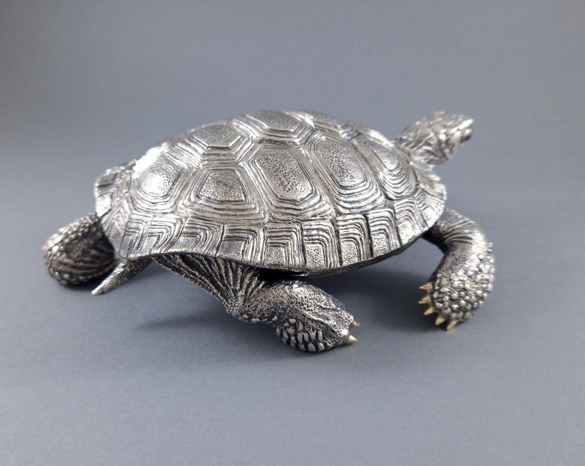 Very beautiful turtle sculpture in sterling silver, the outline of the eyes in gold 
Italian work around 1970 by Ida Hagenbeck 
Silver hallmark 925 
Length: 18.2 cm 
Width: 14 cm 
Height: 7 cm 
Weight: 1074 grams