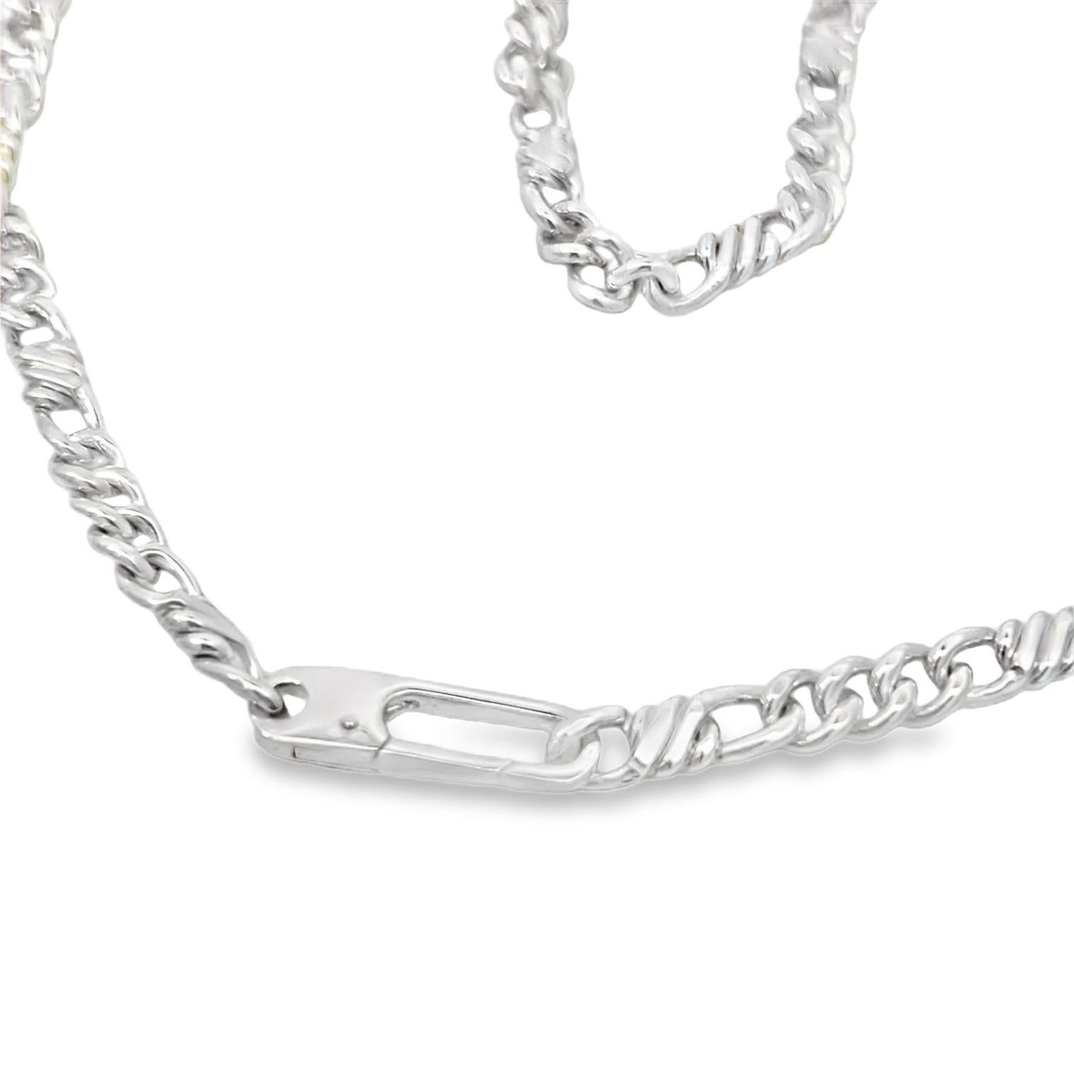 Questa collana con catena Figaro intrecciata in argento sterling da 22,5