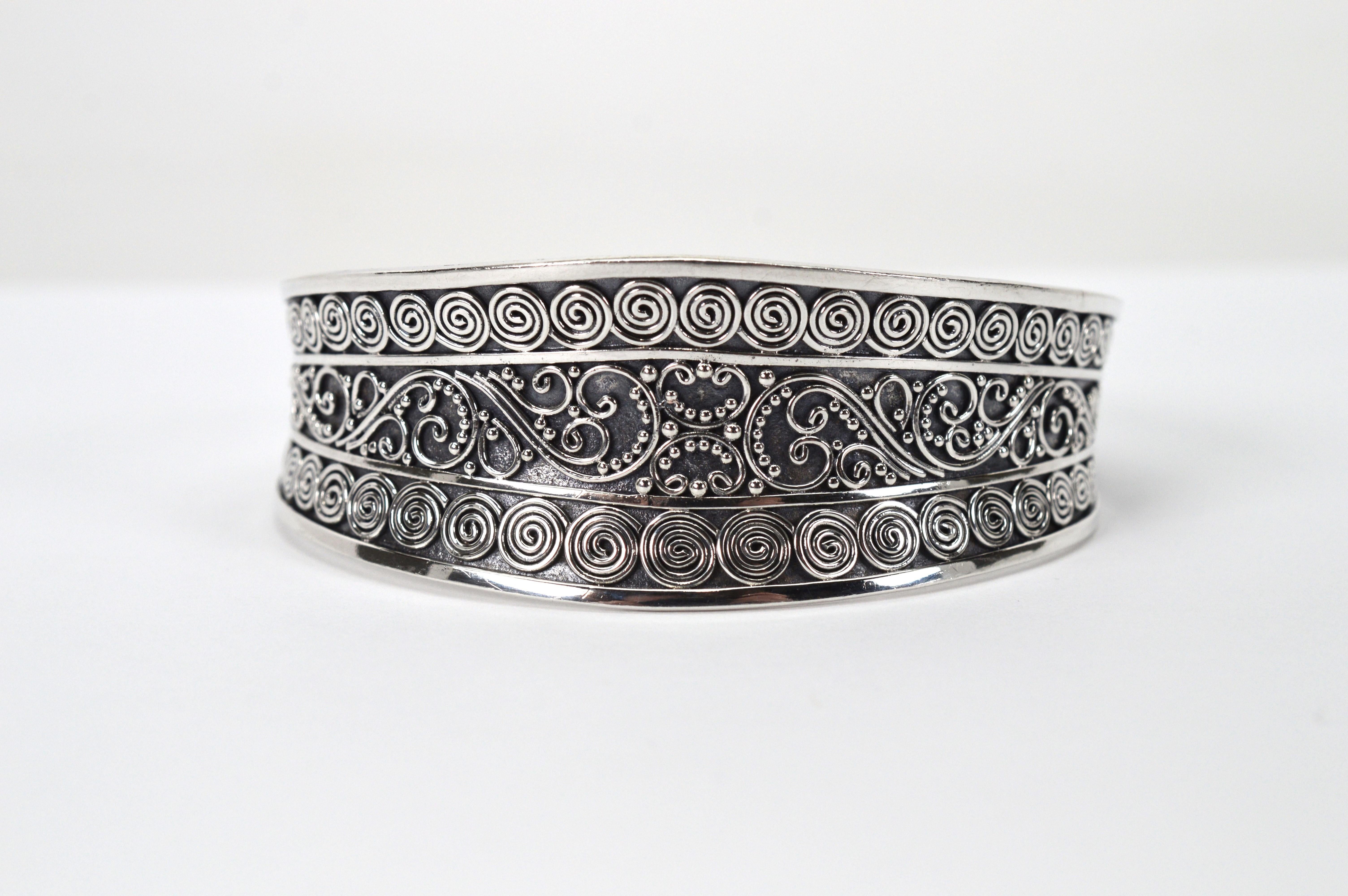 Goditi i dettagli senza complicazioni. Realizzato artigianalmente in argento sterling con la tecnica del filo ritorto, questo semplice bracciale in argento 925 prende vita grazie al motivo decorativo Swirl Crafts realizzato a mano con