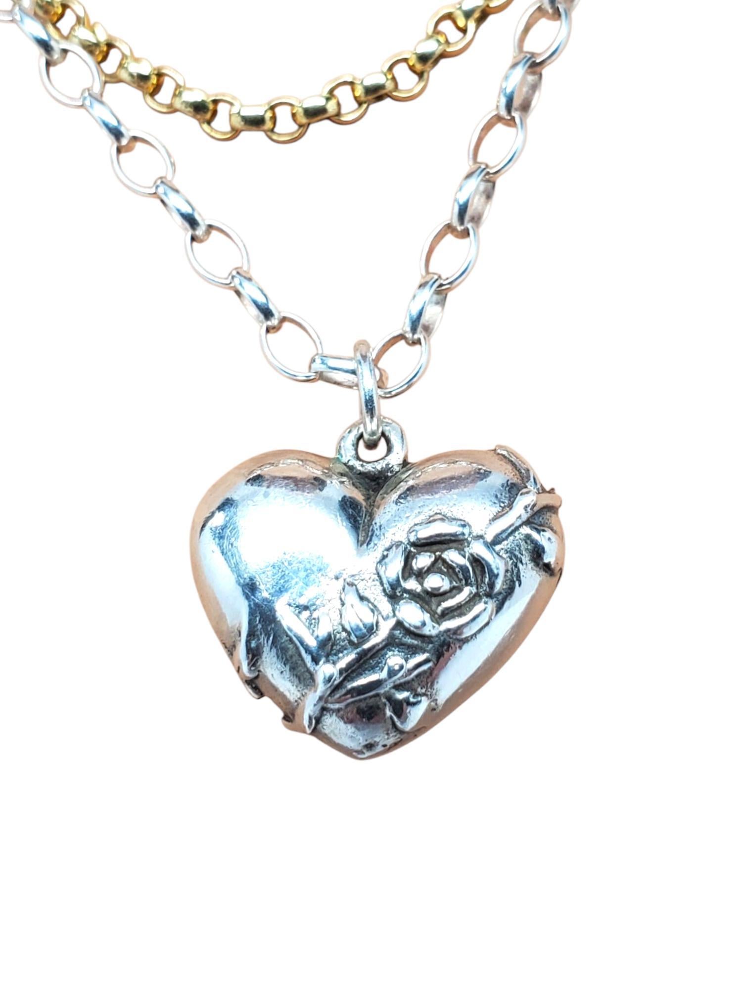 Collana con ciondolo a forma di cuore in argento sterling a due tonalità - A. Silver

Questa esclusiva collana a strati presenta 3 catene a maglie in argento sterling e tonalità oro con un ciondolo a forma di cuore dal design floreale.

Dimensioni: