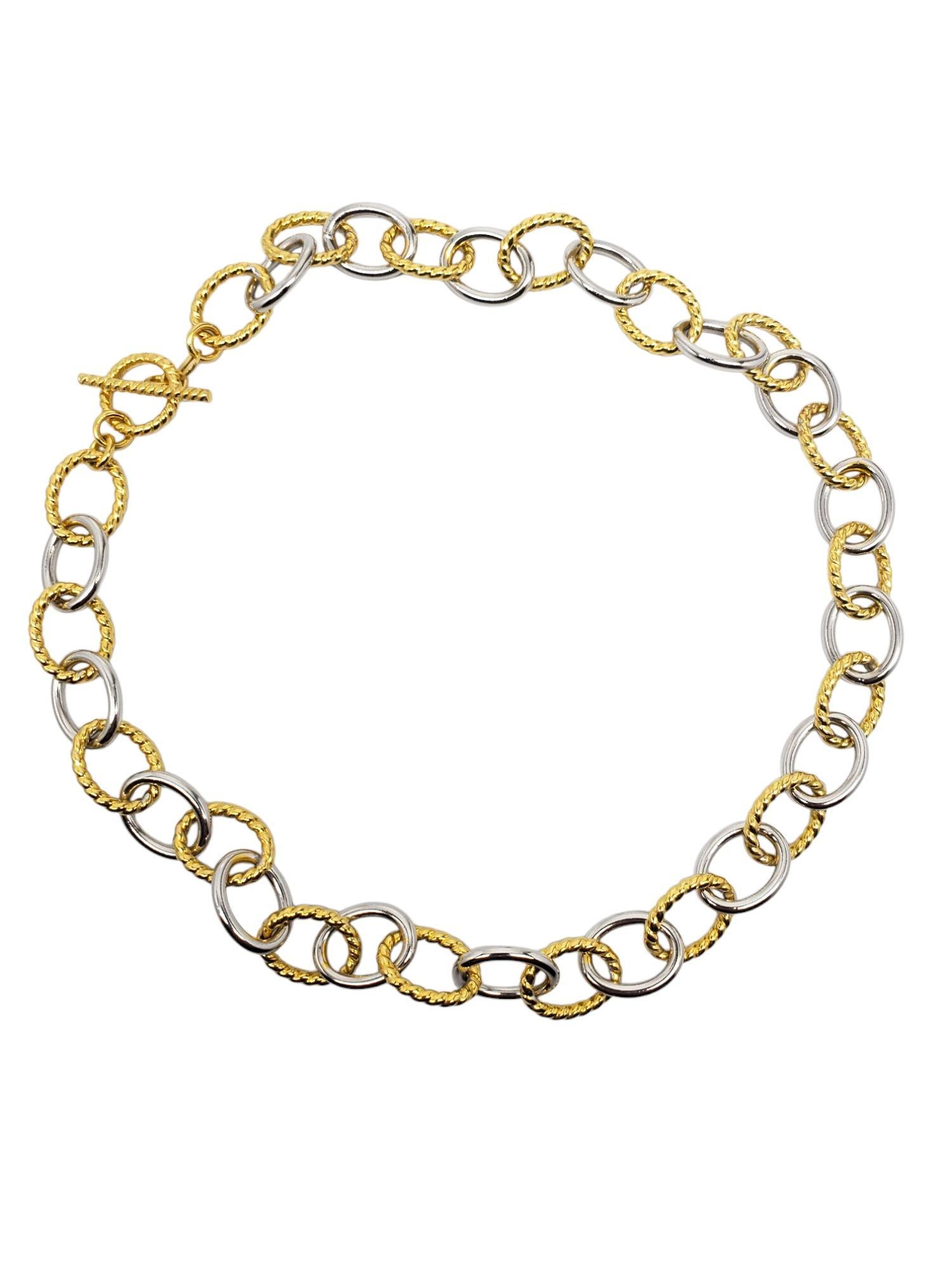 Collana a catena ovale intrecciata in argento Sterling Italy Two-Tone - A. Link

Questa deliziosa collana a maglie bicolore presenta un design alternato in corda d'argento lucido e d'oro con chiusura ad alamaro 925 Italia.

Dimensioni: 17