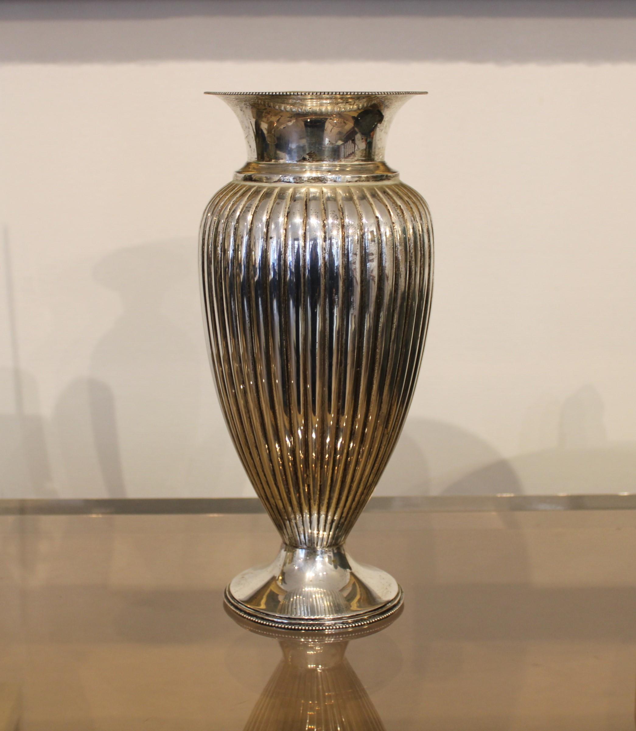 Vase en argent sterling
Argent 800,  626g
20ème siècle
