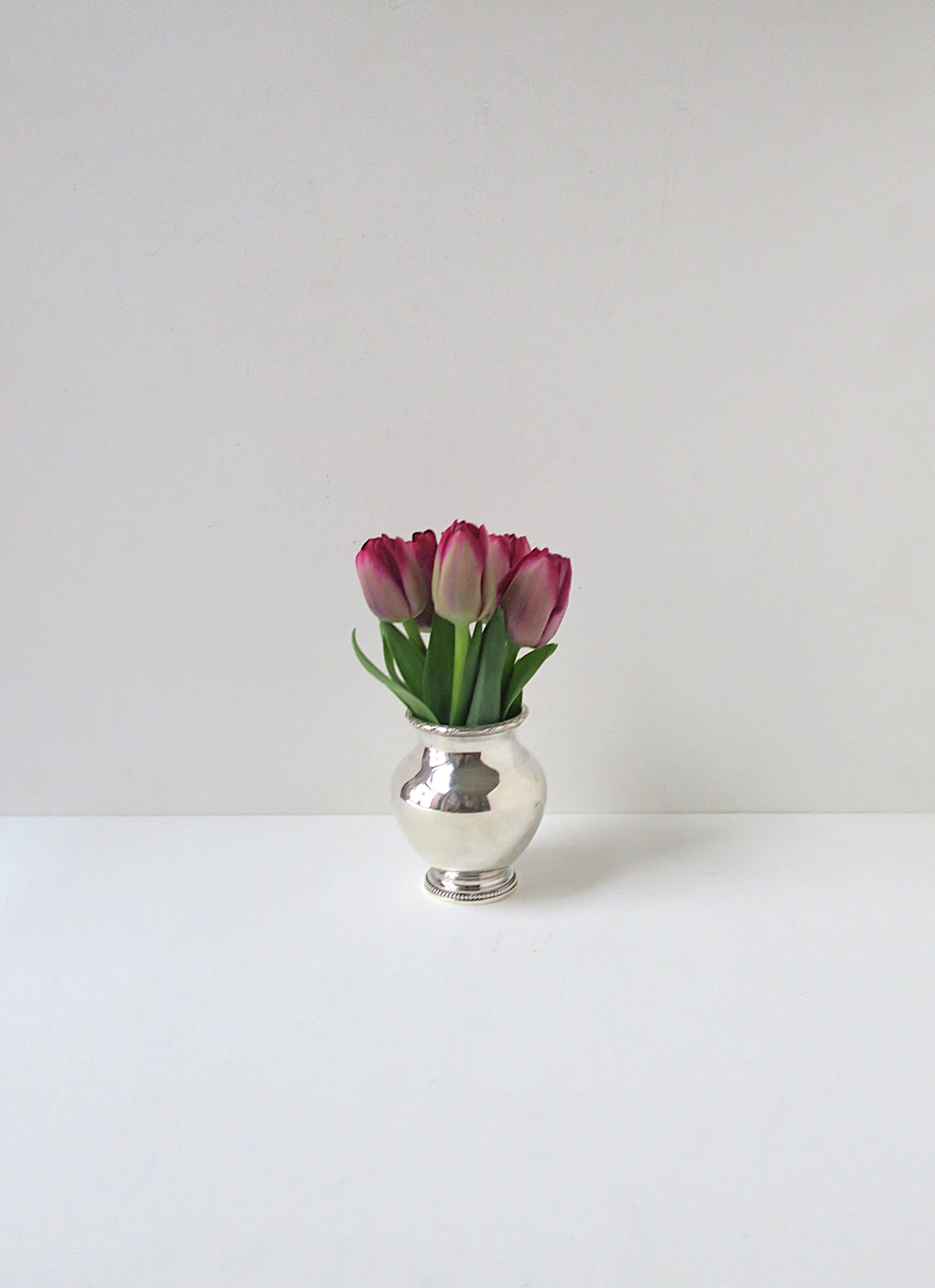 Eine schöne und gut gemachte Vase aus Sterlingsilber. Die Vase hat einen bauchigen Körper, einen leicht gequetschten Hals mit blattähnlichem Muster am Rand und einen perlenbesetzten Fuß. Markierungszeichen 