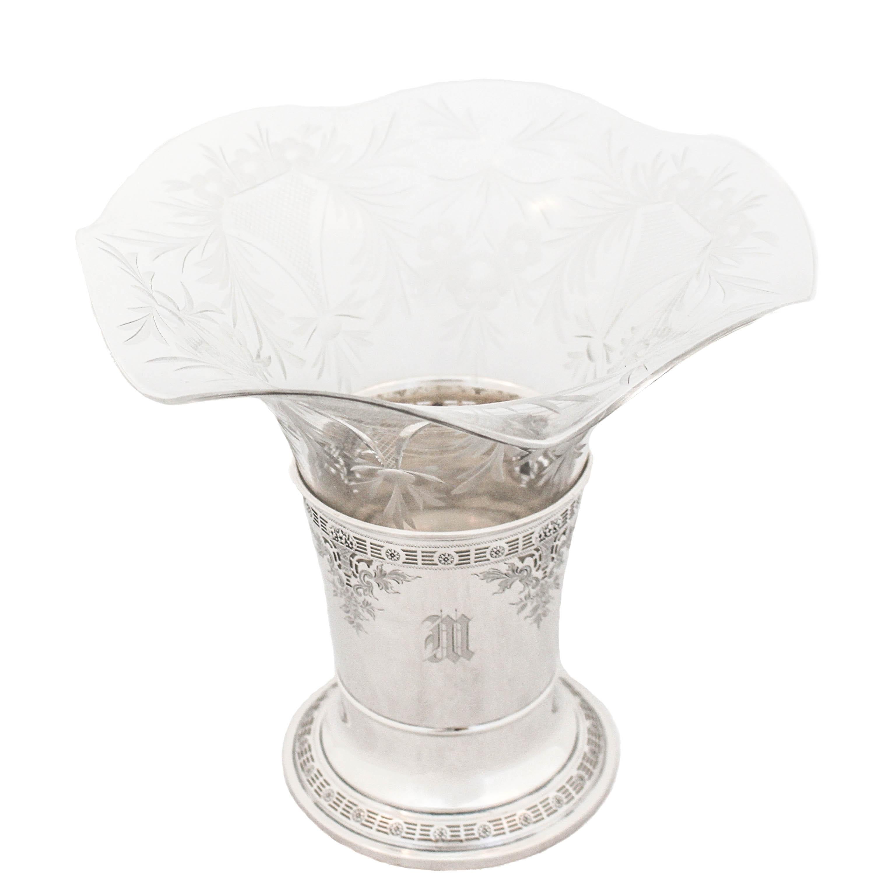 Un vase en argent sterling avec une doublure en cristal de Dominick and Haff est proposé.  La base en sterling présente un motif réticulé autour du milieu et du bas et n'est PAS lestée.  La doublure en cristal est cannelée avec des fleurs et des