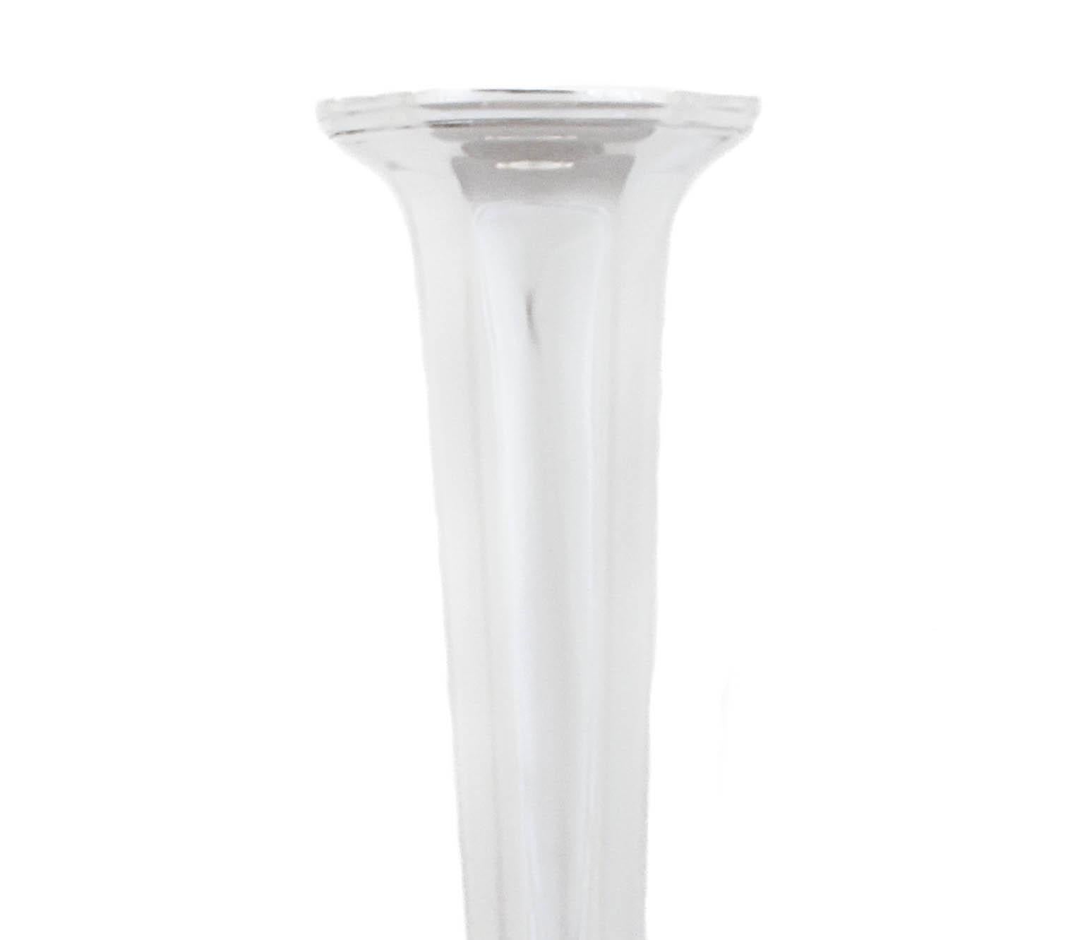 Angeboten wird eine Vase aus Sterlingsilber von Whiting Manufacturing, gestempelt 1915.  Diese einhundertneun Jahre alte antike Silbervase wurde in ihren ursprünglichen Zustand zurückversetzt; Dellen und Kratzer wurden entfernt und professionell auf