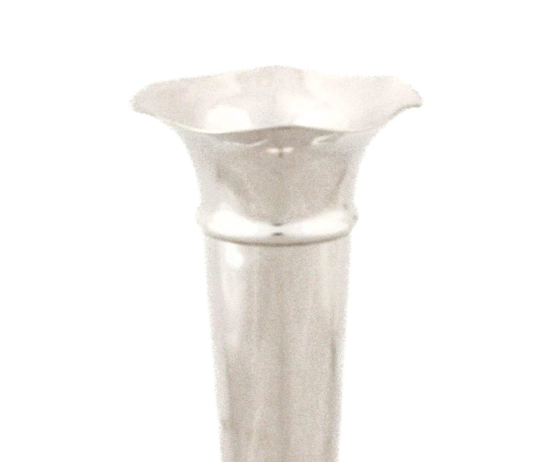 Se ofrece un jarrón de plata de ley de la década de 1940 fabricado por Preisner Silver Company.  La plata fabricada durante la Segunda Guerra Mundial es casi siempre de diseño sencillo y muy poco o nada decorativa.  Refleja el periodo austero de