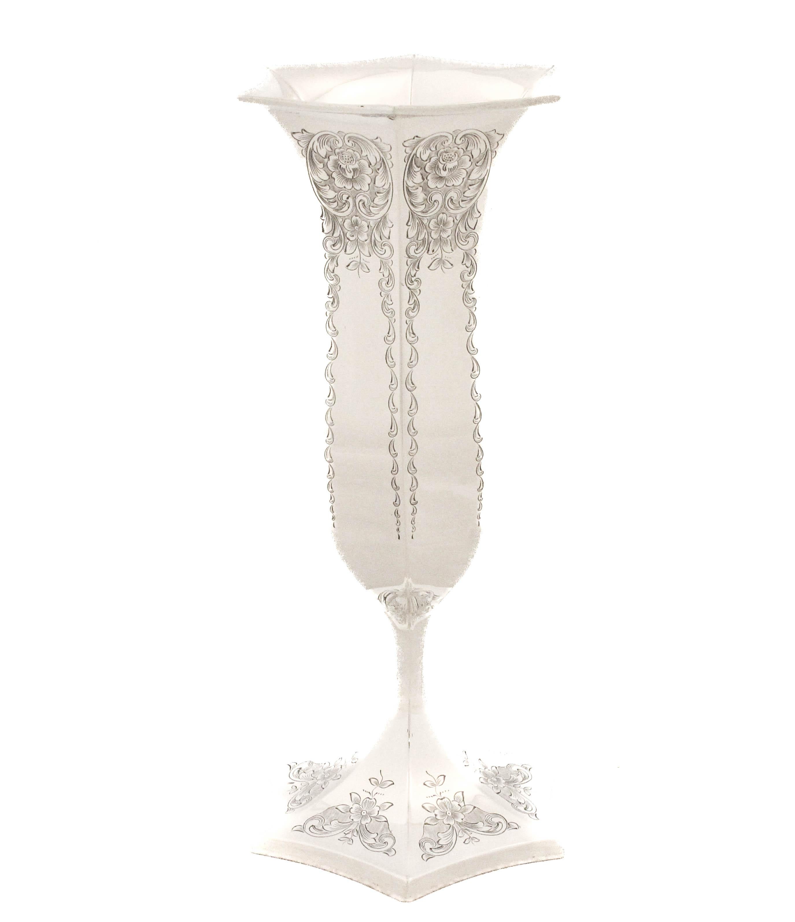 Diese Vase aus Sterlingsilber, die um 1880 hergestellt wurde  von Simpson, Hall, Miller & Company aus Wallingford, Connecticut, spiegelt die Eleganz und Raffinesse des amerikanischen Gilded Age wider. Die sechseckige, getäfelte Form ist 8 Zoll hoch