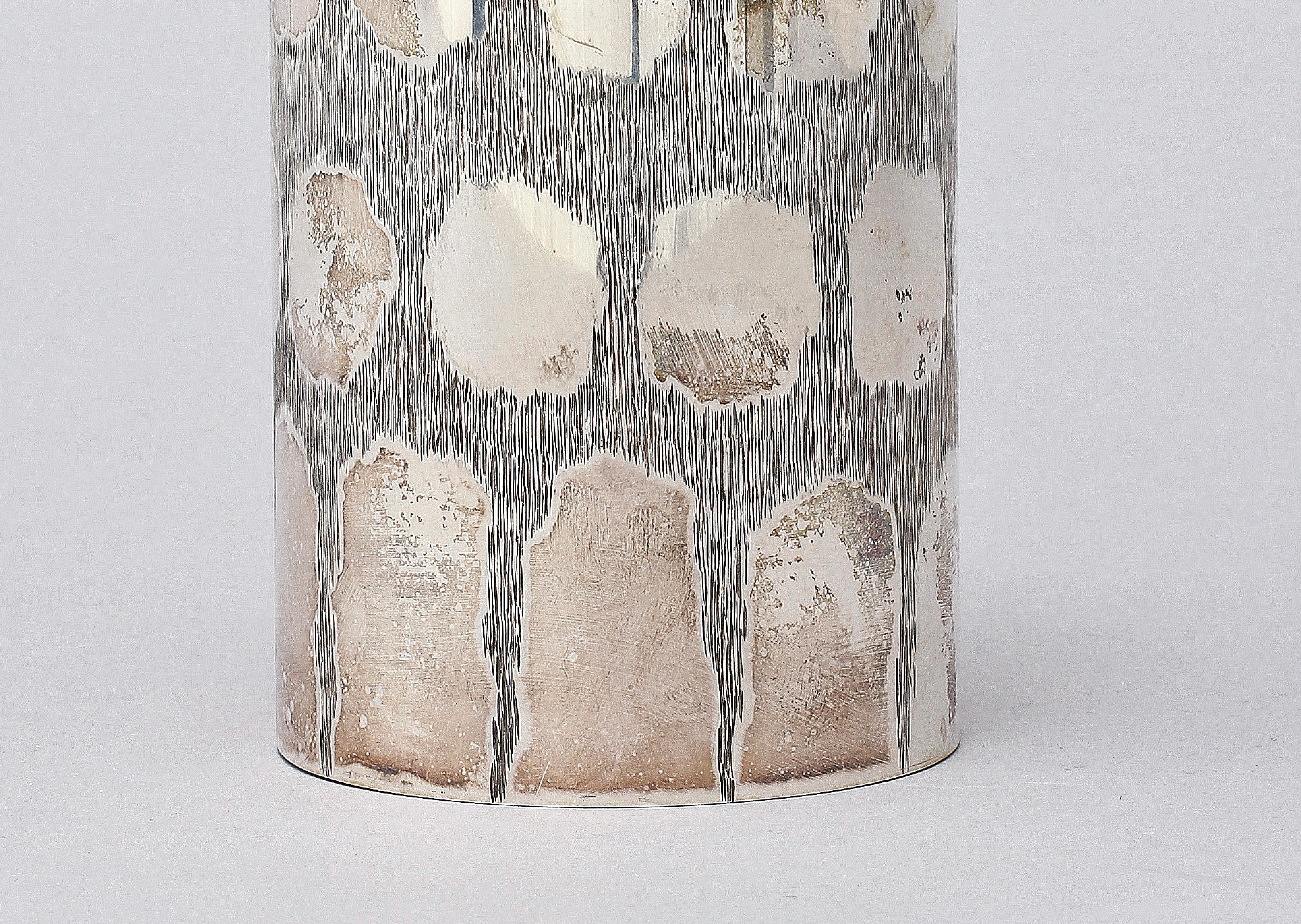 Un vase en argent sterling fabriqué en Suède dans les années 60 par Gewe malmo.
peut servir de vase ou de plumier 
Sculptée à la main, en bon état.
 