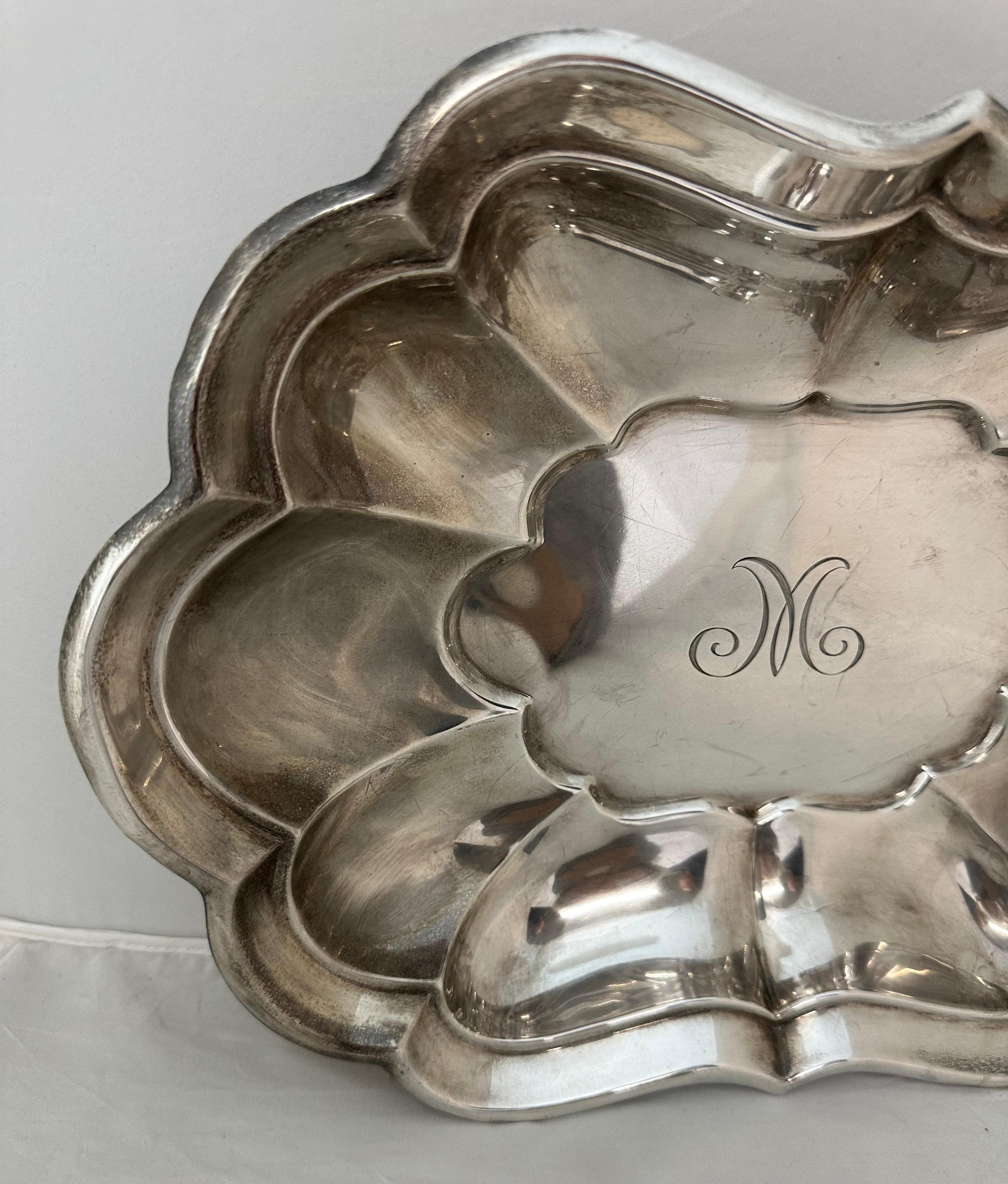 Ce superbe bol à légumes vintage en argent sterling du 20e siècle a été fabriqué par Reed & Barton.  dans leur motif 