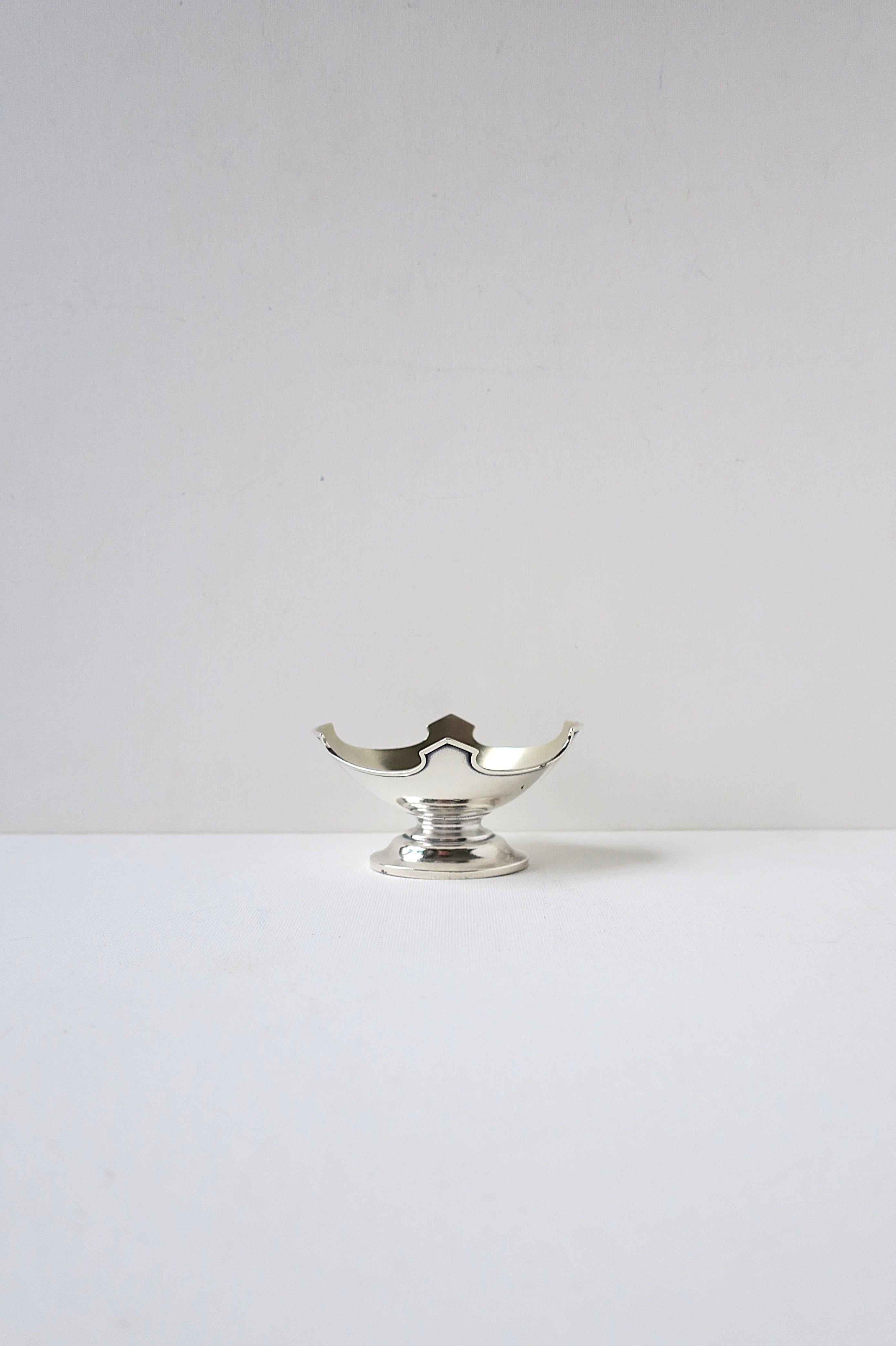 Un piccolo vaso in argento sterling di buona fattura in stile gotico. Il pezzo può essere solo decorativo o utilizzato per contenere piccoli oggetti, etc.etc., nelle immagini è mostrato come un portagioie. Segno dei marcatori e marchio 