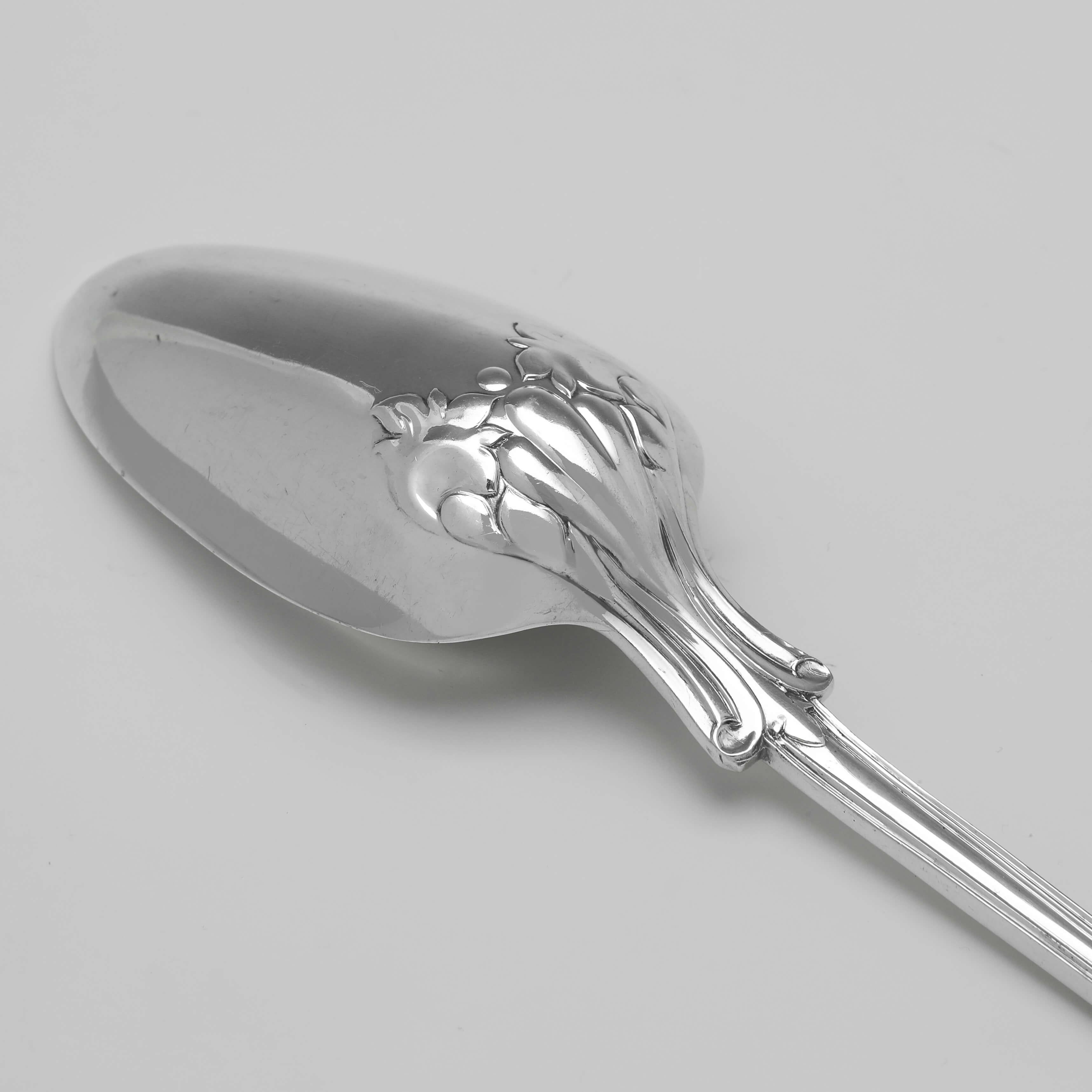 English Sterling Silver 'Victoria' Pattern Basting Spoon - London 1855 For Sale