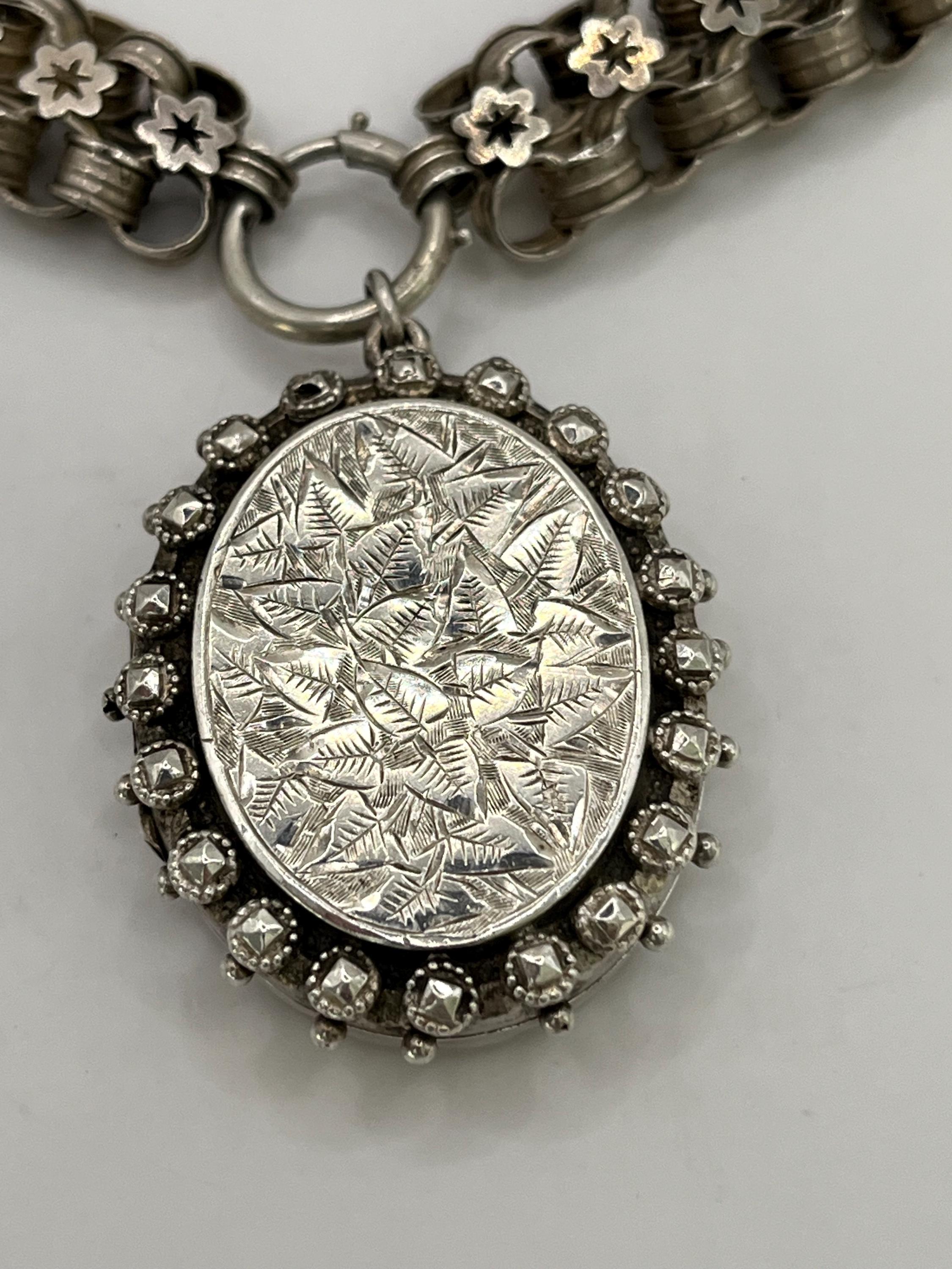 Collana a catena con libro vittoriano in argento sterling e medaglione inciso con marchio 1882 in vendita 5