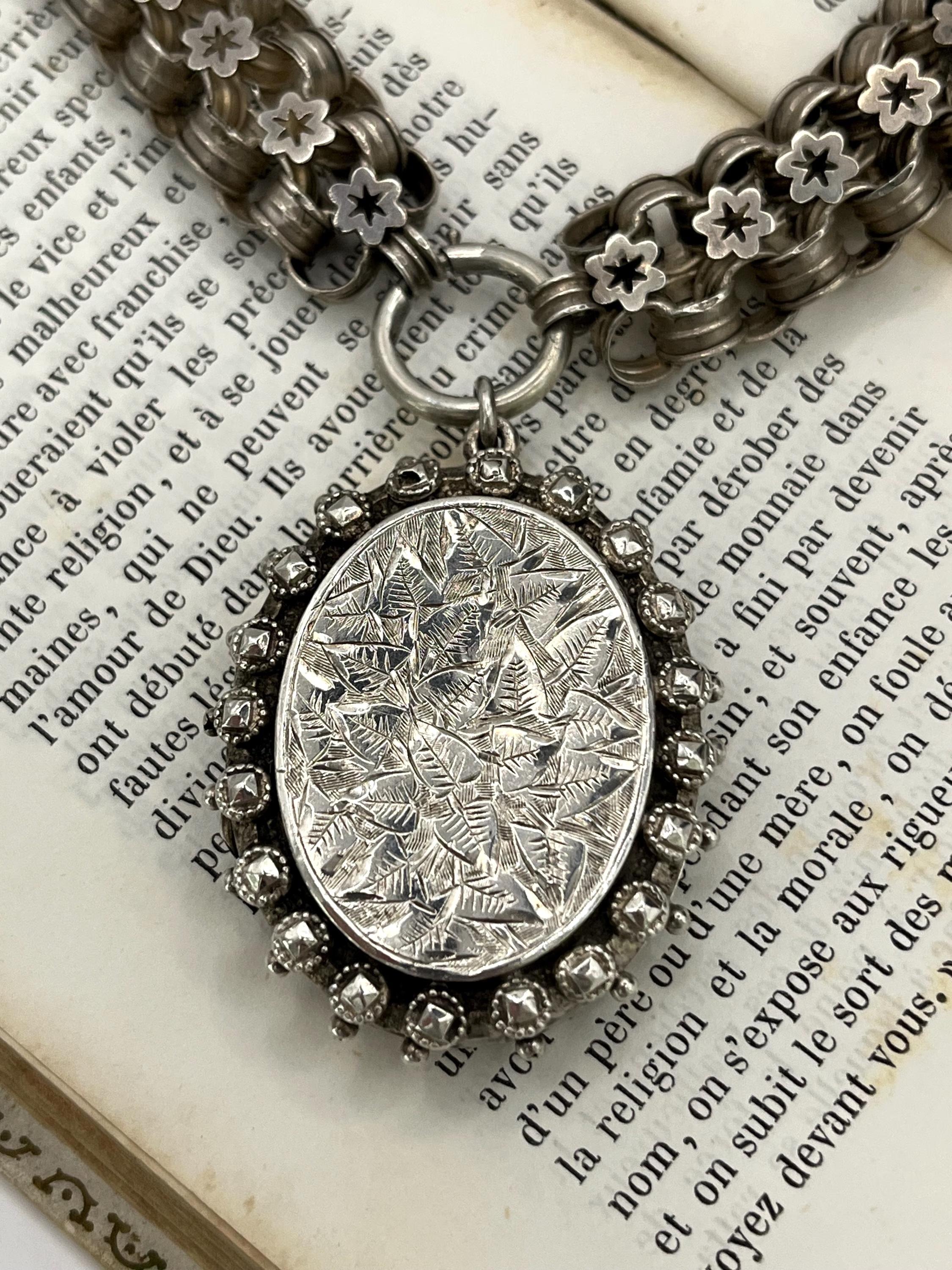 Collana a catena con libro vittoriano in argento sterling e medaglione inciso con marchio 1882 in vendita 6