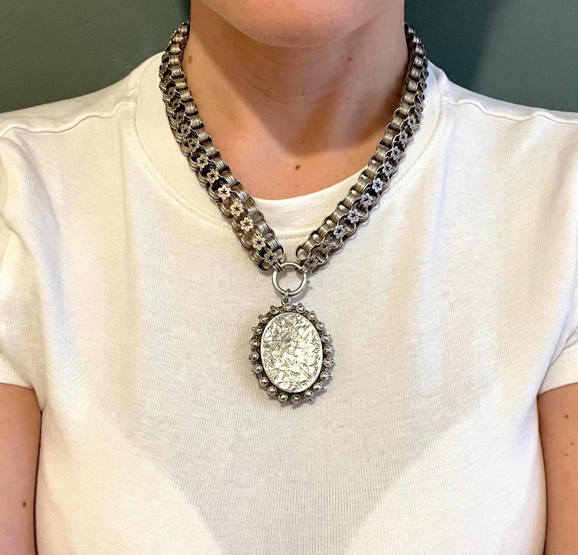 Collana a catena con libro vittoriano in argento sterling e medaglione inciso con marchio 1882 in vendita 7