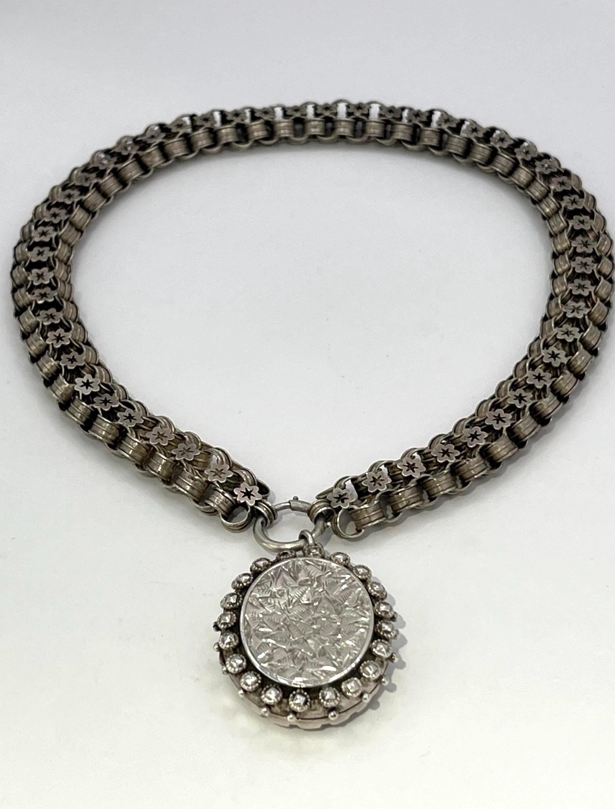 Vittoriano Collana a catena con libro vittoriano in argento sterling e medaglione inciso con marchio 1882 in vendita