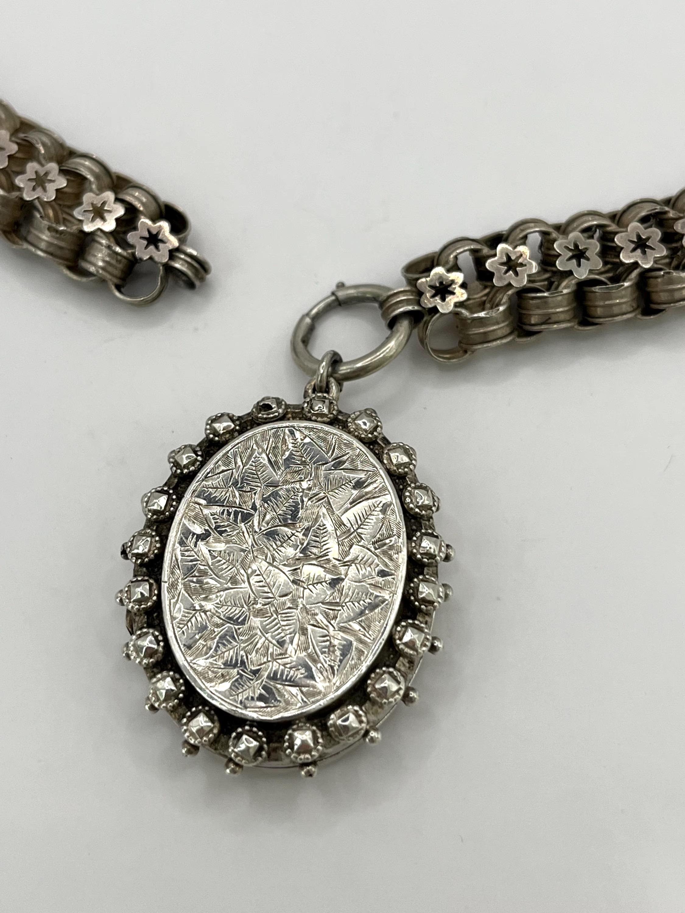 Collana a catena con libro vittoriano in argento sterling e medaglione inciso con marchio 1882 In condizioni buone in vendita a Brighton, GB