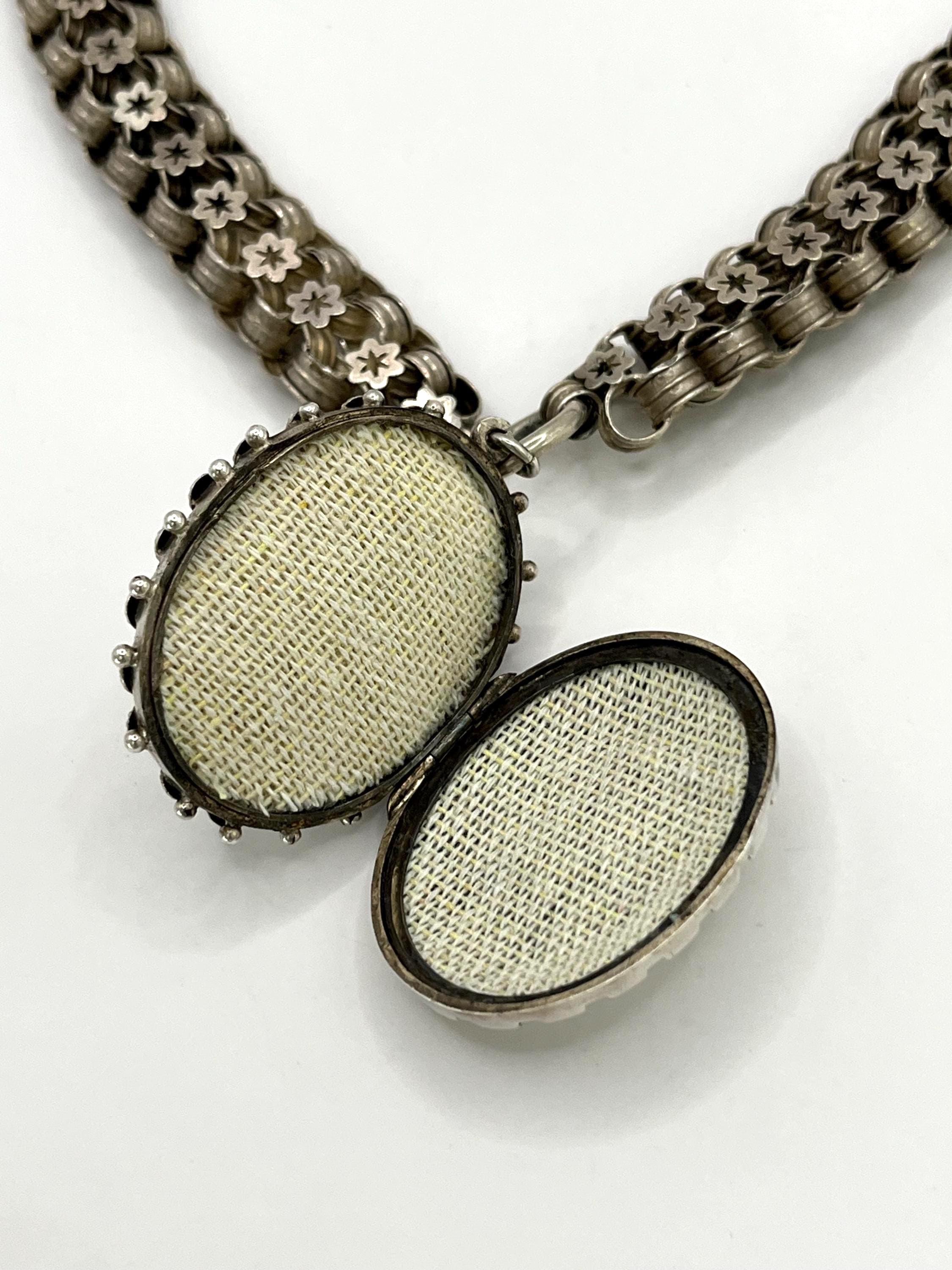 da uomo o donna Collana a catena con libro vittoriano in argento sterling e medaglione inciso con marchio 1882 in vendita