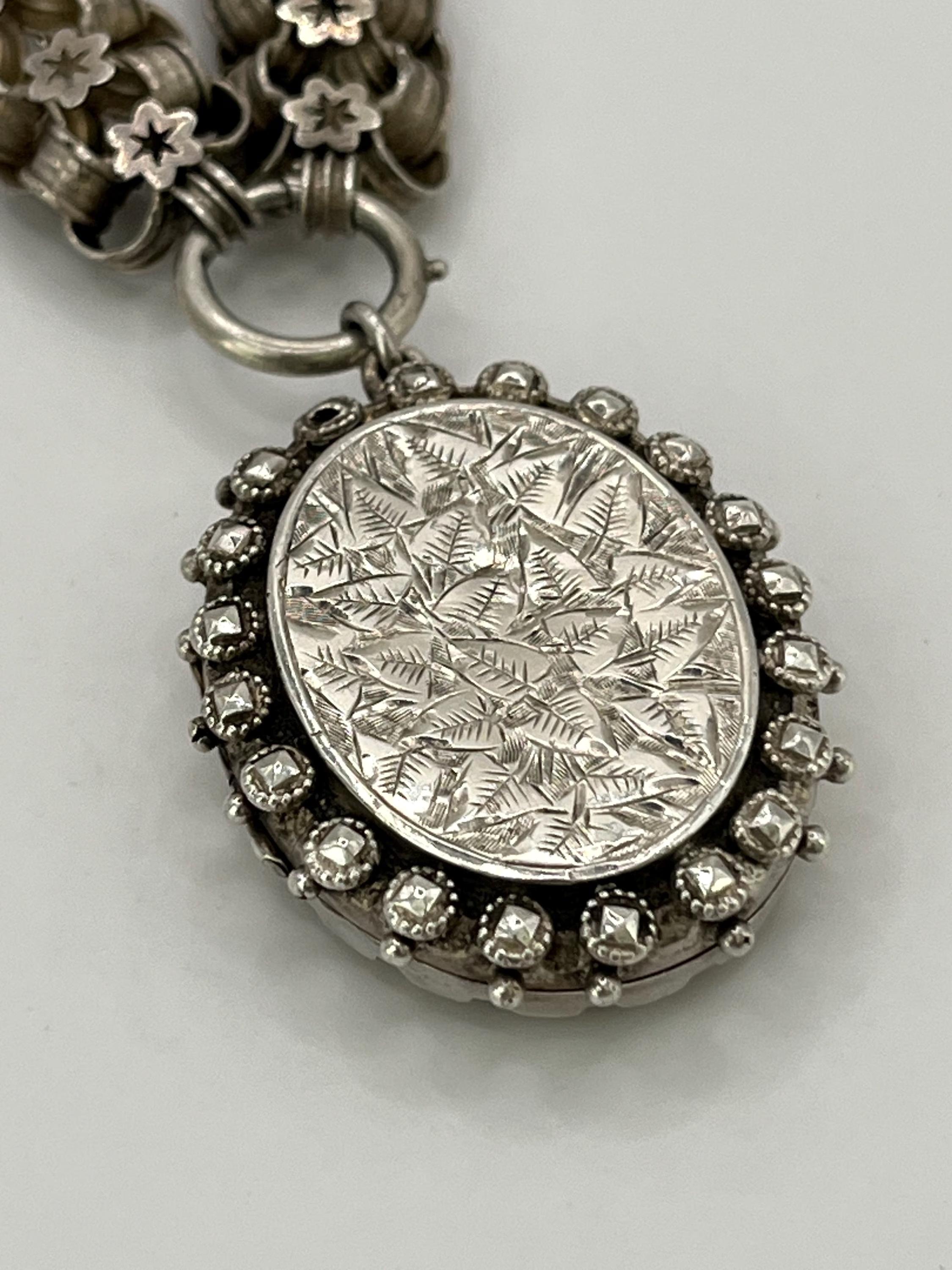 Collana a catena con libro vittoriano in argento sterling e medaglione inciso con marchio 1882 in vendita 1