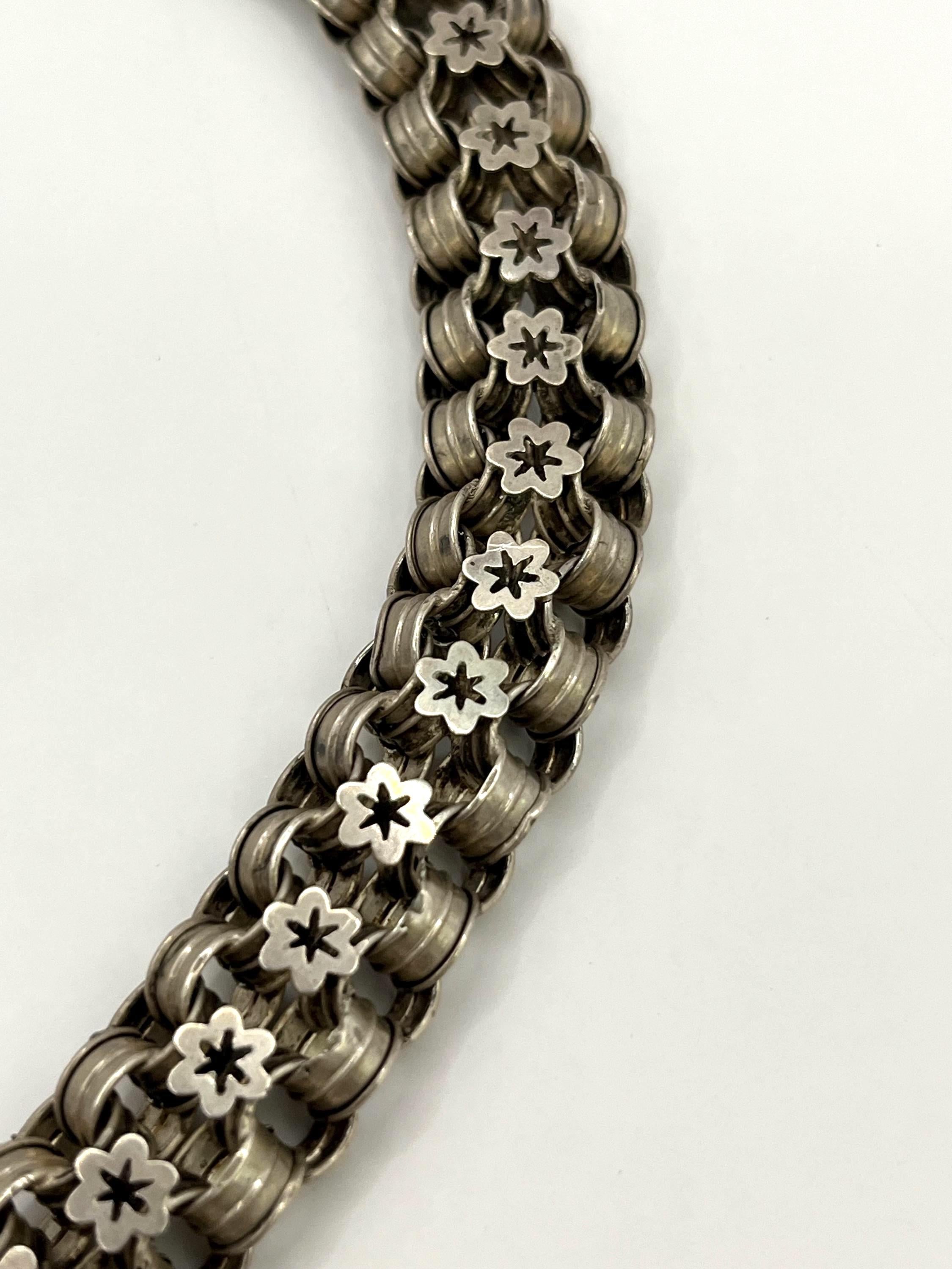 Collana a catena con libro vittoriano in argento sterling e medaglione inciso con marchio 1882 in vendita 2