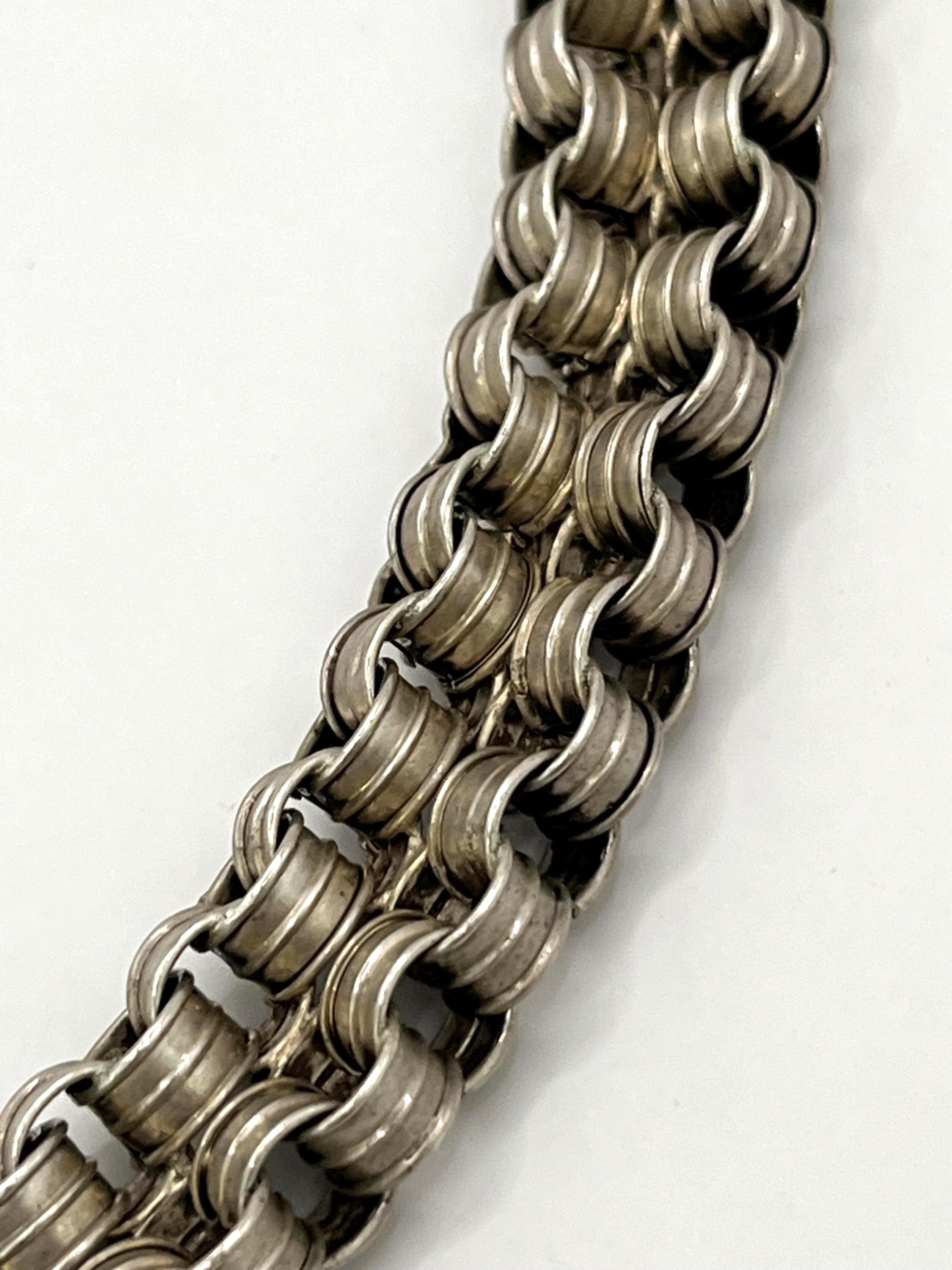 Collana a catena con libro vittoriano in argento sterling e medaglione inciso con marchio 1882 in vendita 3