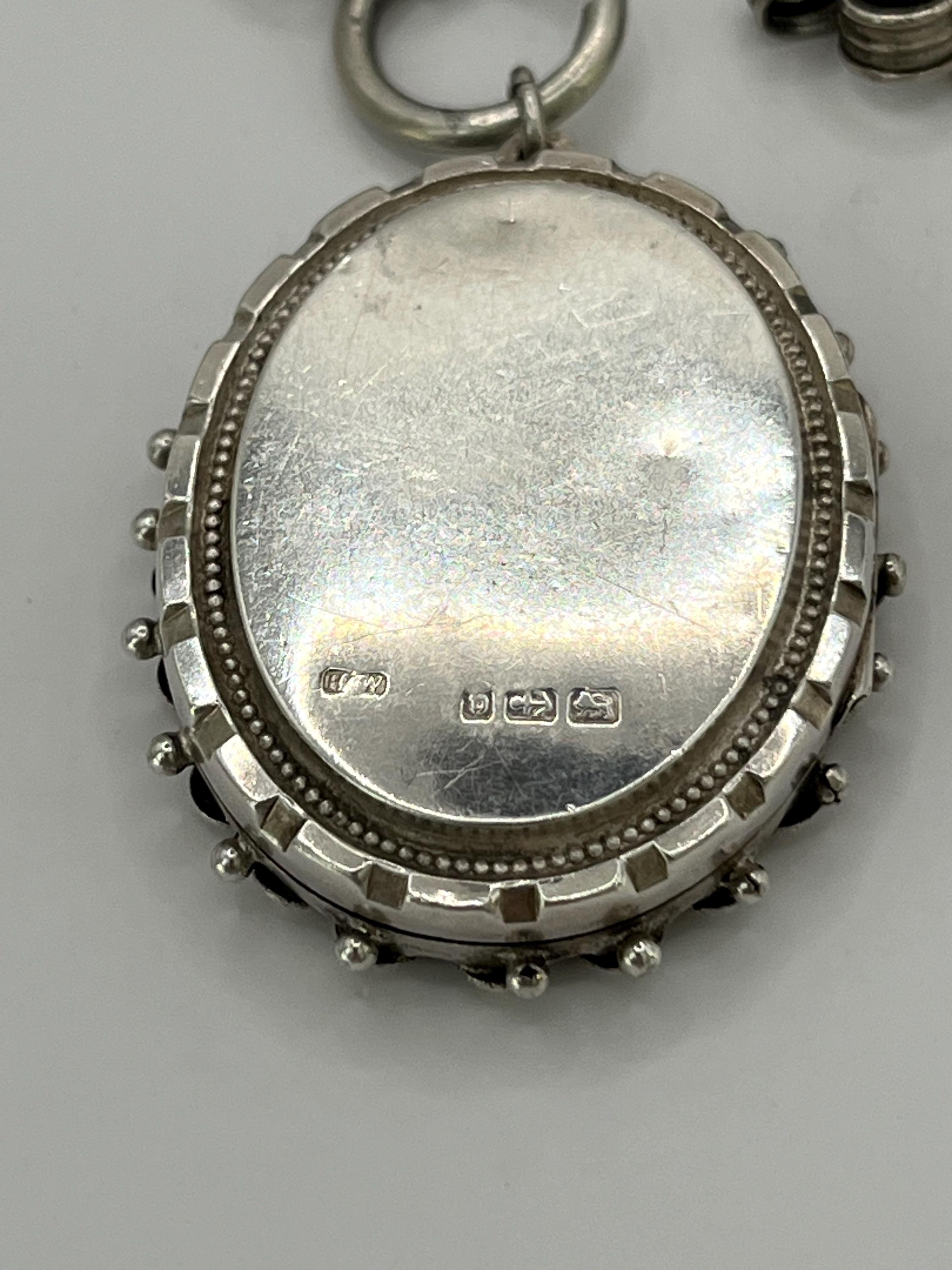 Collana a catena con libro vittoriano in argento sterling e medaglione inciso con marchio 1882 in vendita 4