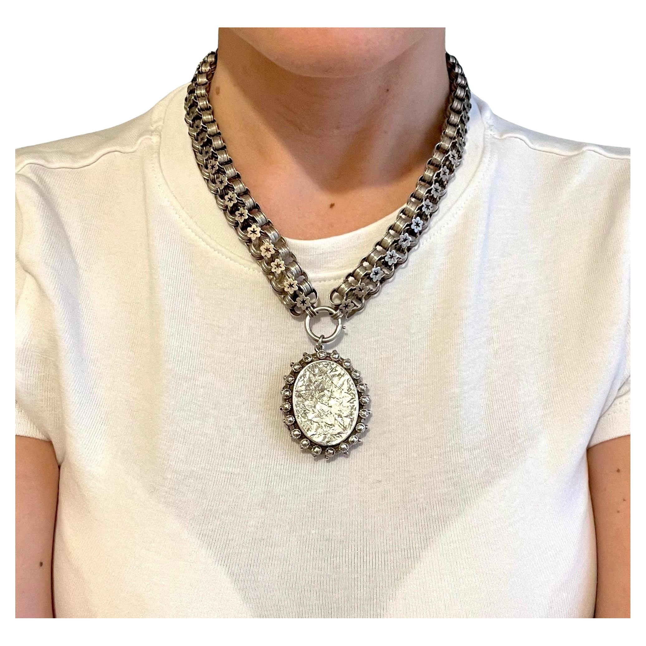 Collana a catena con libro vittoriano in argento sterling e medaglione inciso con marchio 1882