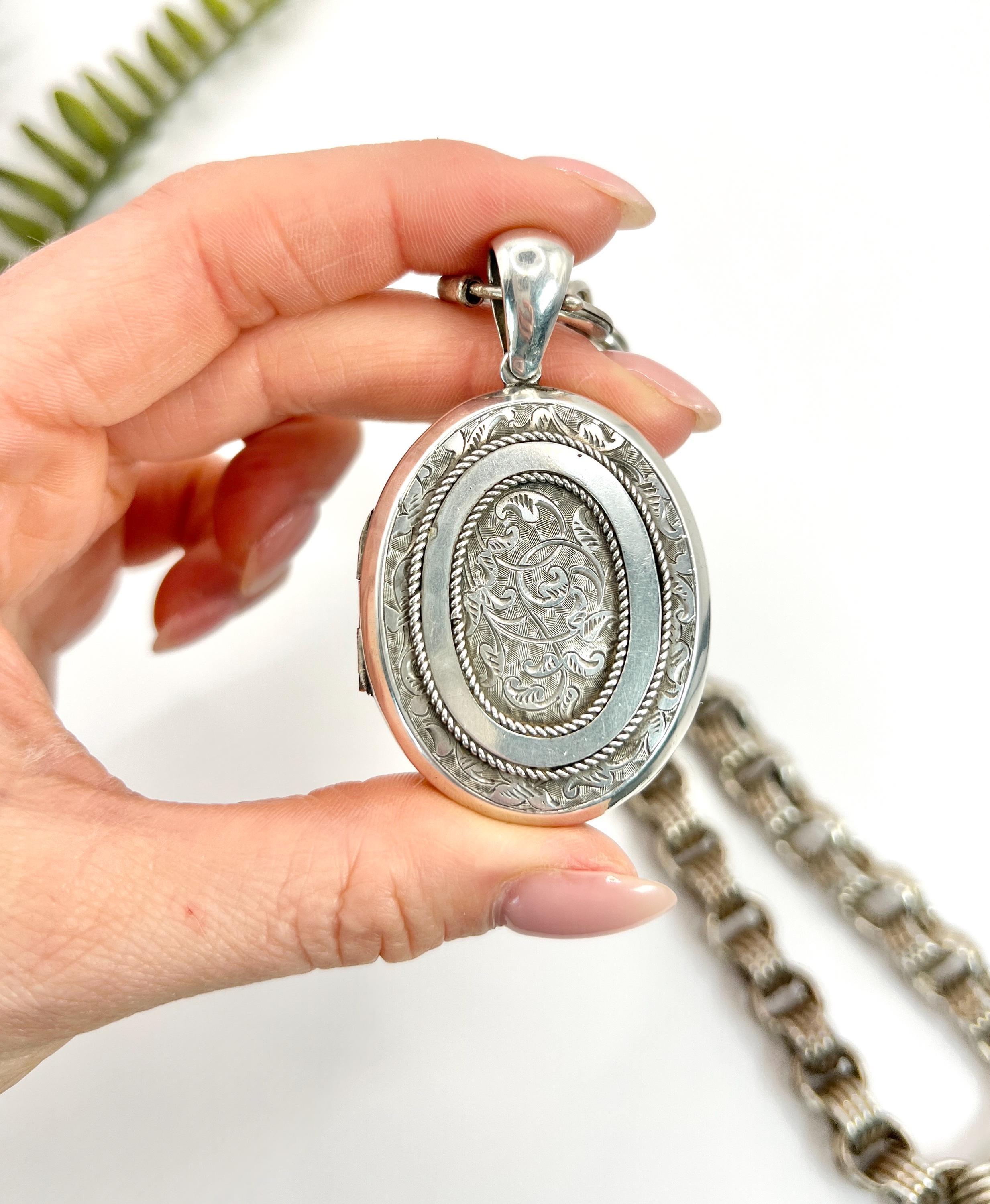 Sterling Silver Victorian Book Chain Necklace & Locket Hallmarked London 1879 In Good Condition For Sale In Brighton, GB