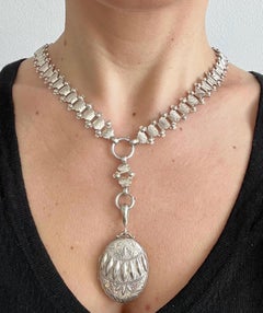Collana a catena in argento sterling con libro vittoriano e medaglione in argento inciso