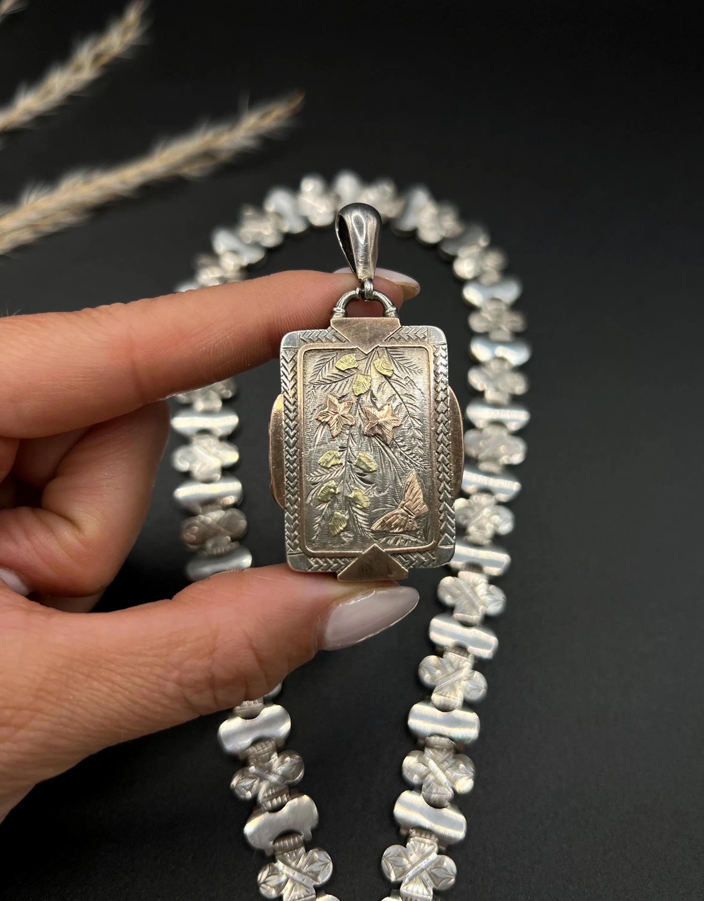 Collana a catena con libro in argento 925 e medaglione intarsiato in oro e argento. in vendita 5